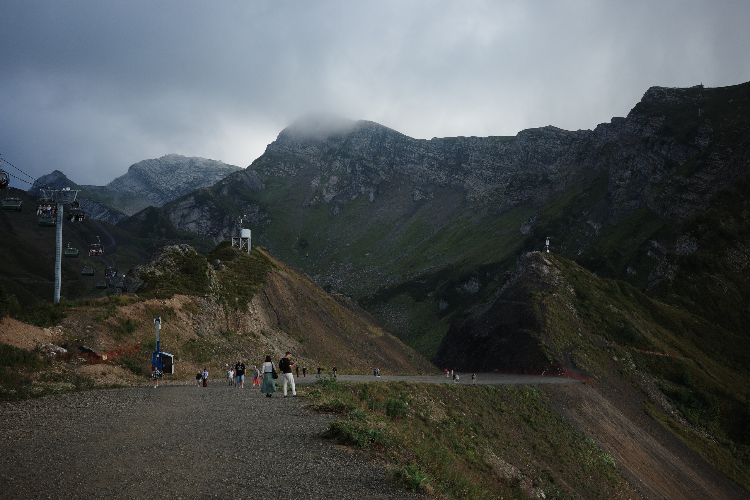 Люди собираются в ожидании заката