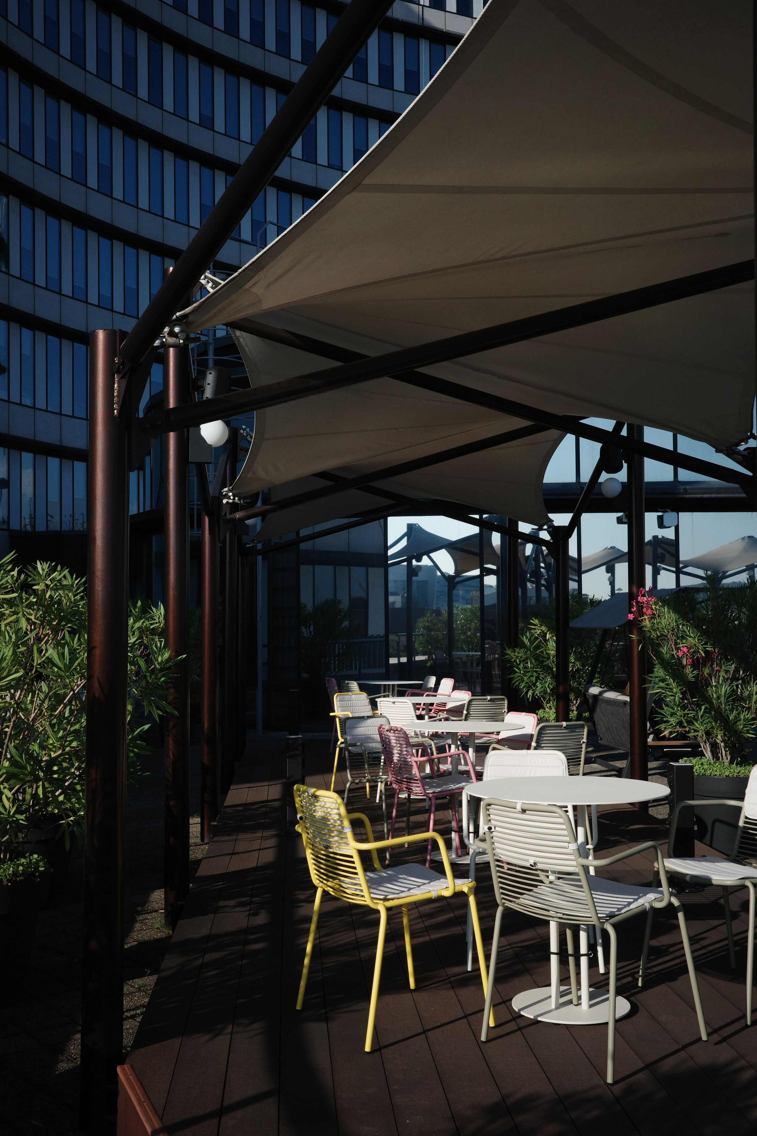 На балконе офисного здания Delta Sirius