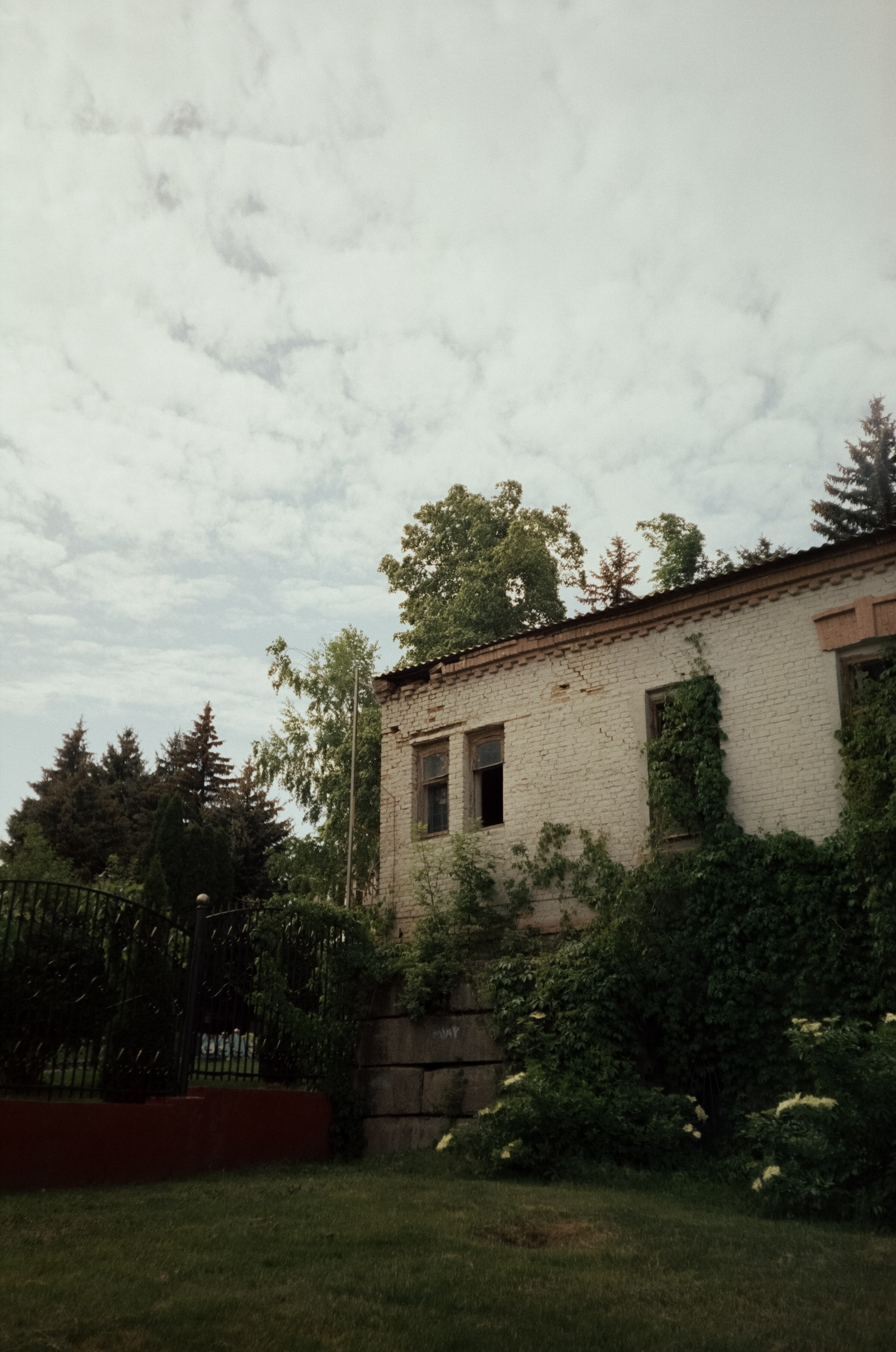 Стрит в Ессентуках. Дворики, дома и кот в окне. Фотограф-документалист Мария Осокина