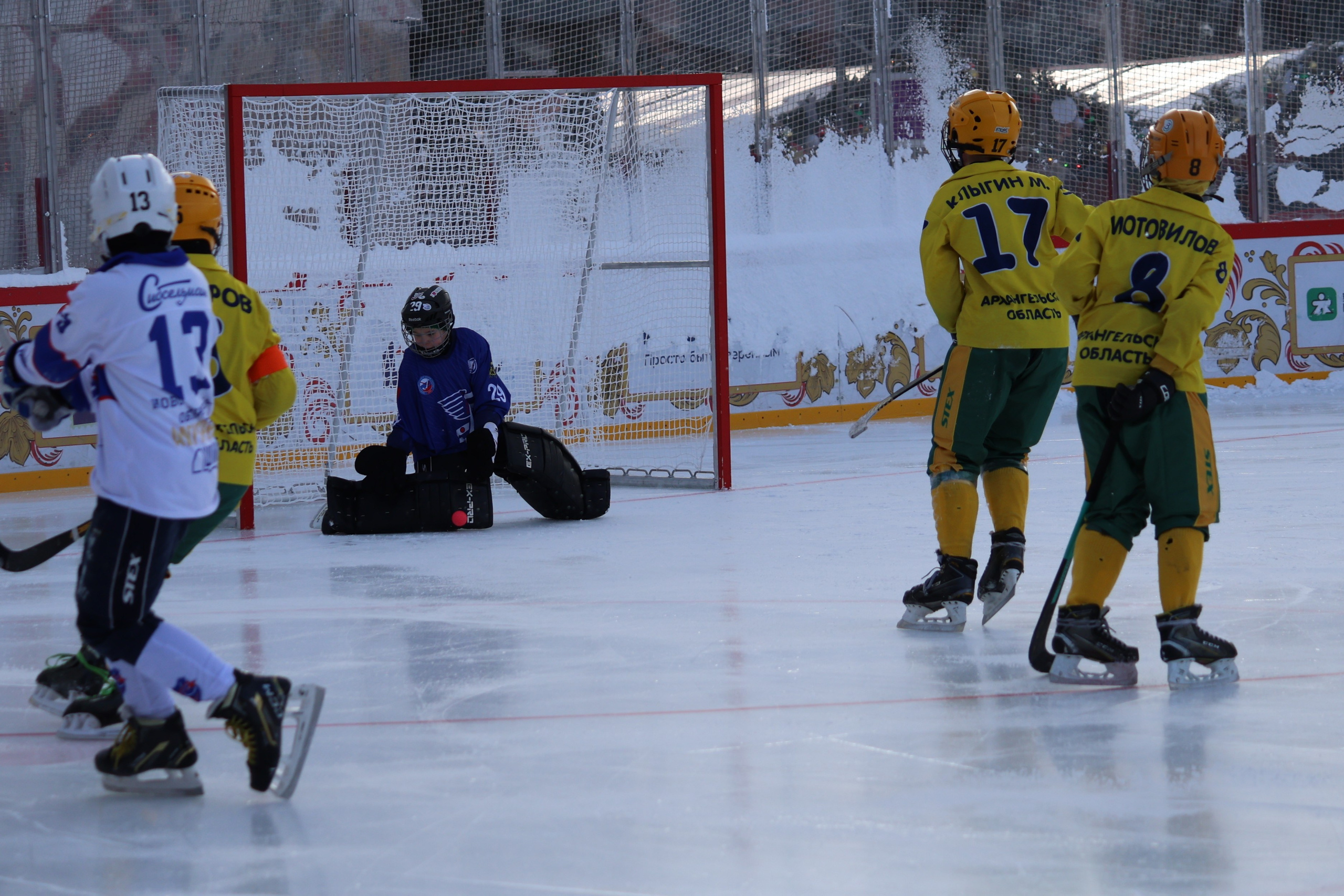 Вратарь отражает мяч в игре по хоккею с мячом на Красной площади