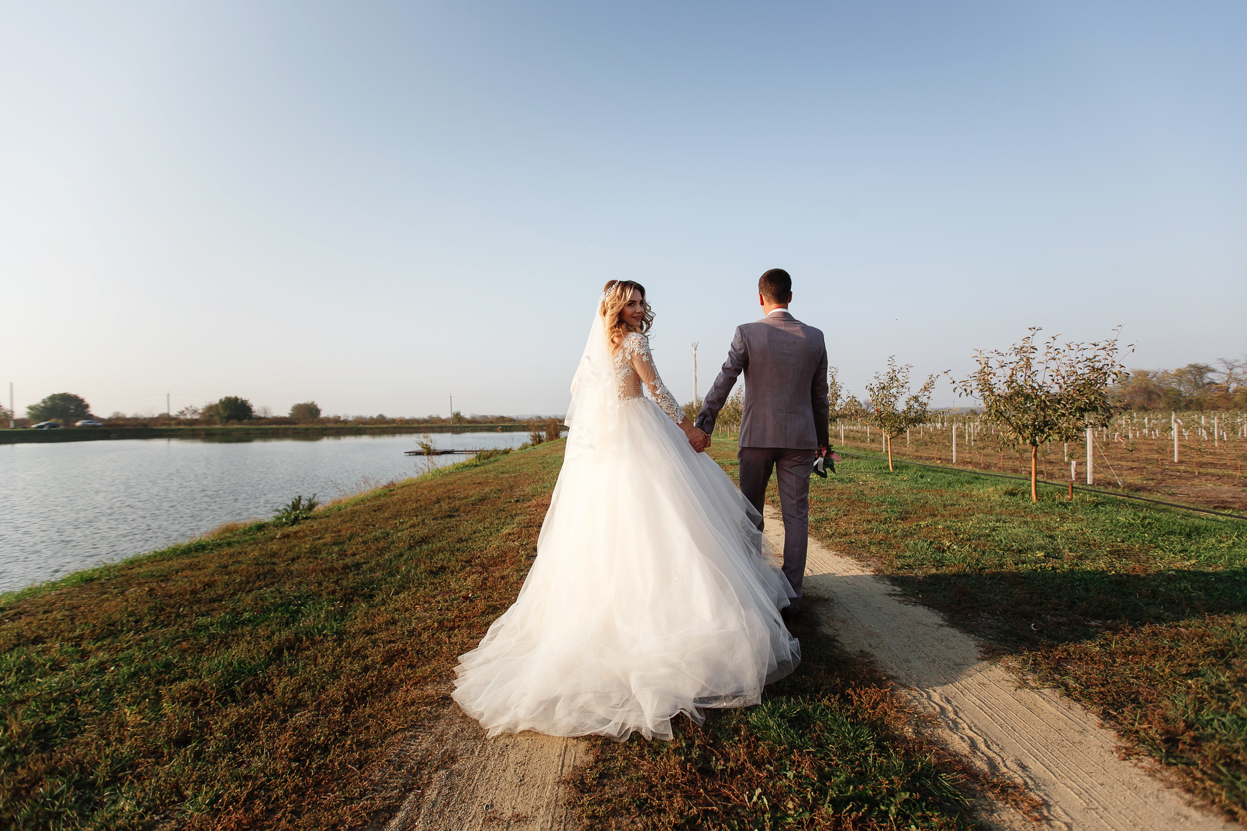 Свадебная фотосессия в Лабинске. Прогулка на лавандовом поле. Фотограф Дмитрий Шевченко.