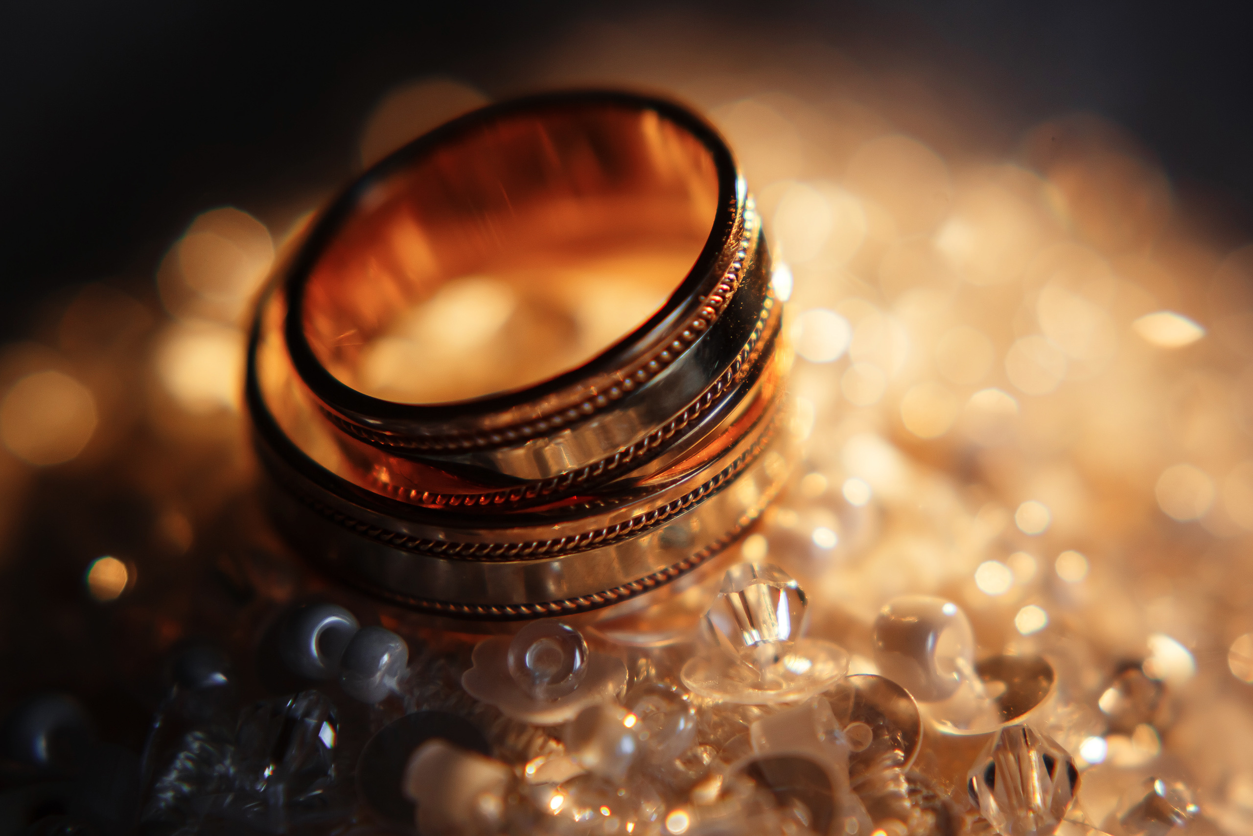 Свадебные кольца. Сборы жениха и невесты на базе «Аква-Вита». Фотограф Дмитрий Шевченко.