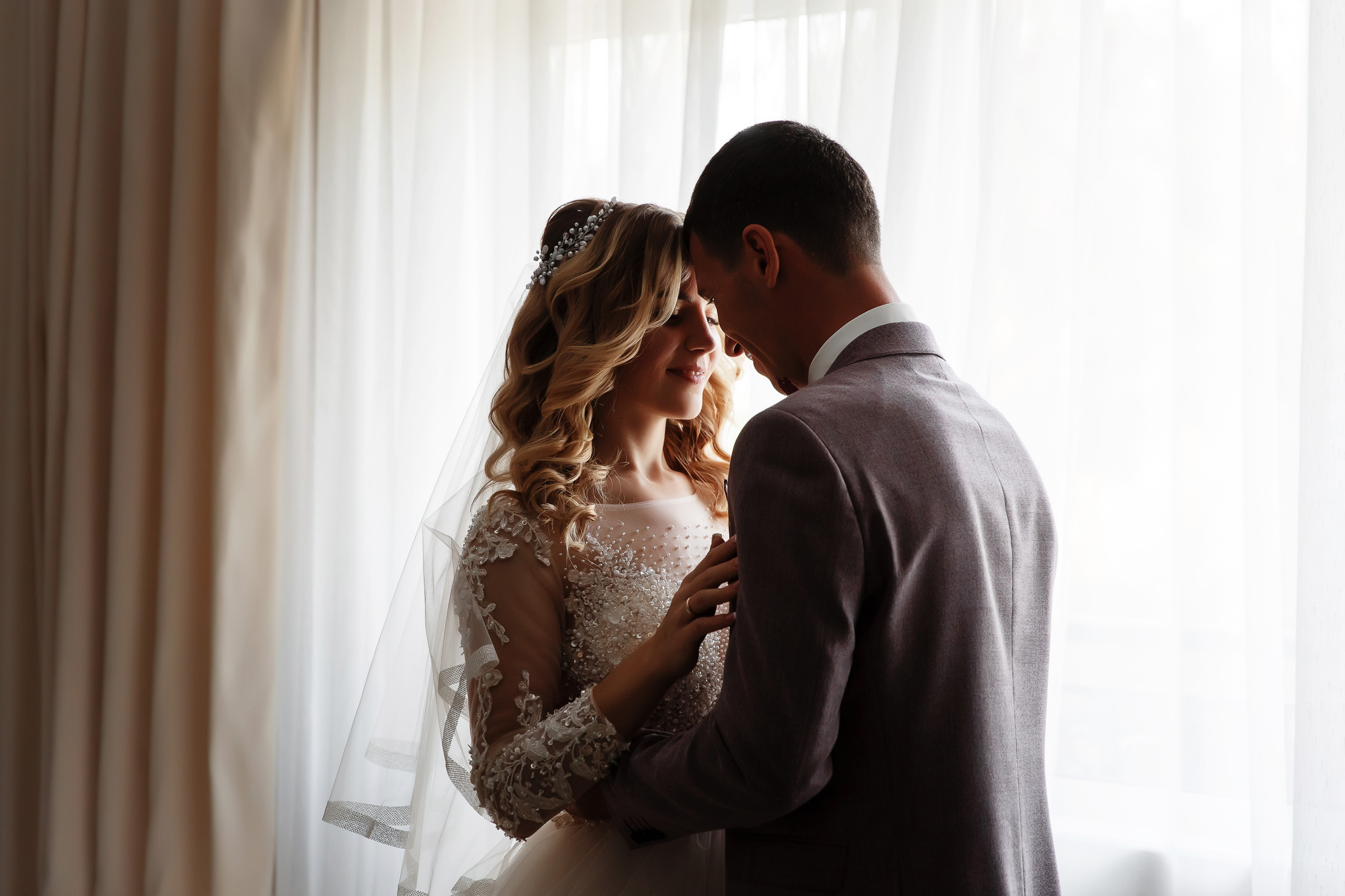 Свадебная фотосессия в Мостовском. Сборы жениха и невесты на базе «Аква-Вита». Фотограф Дмитрий Шевченко.