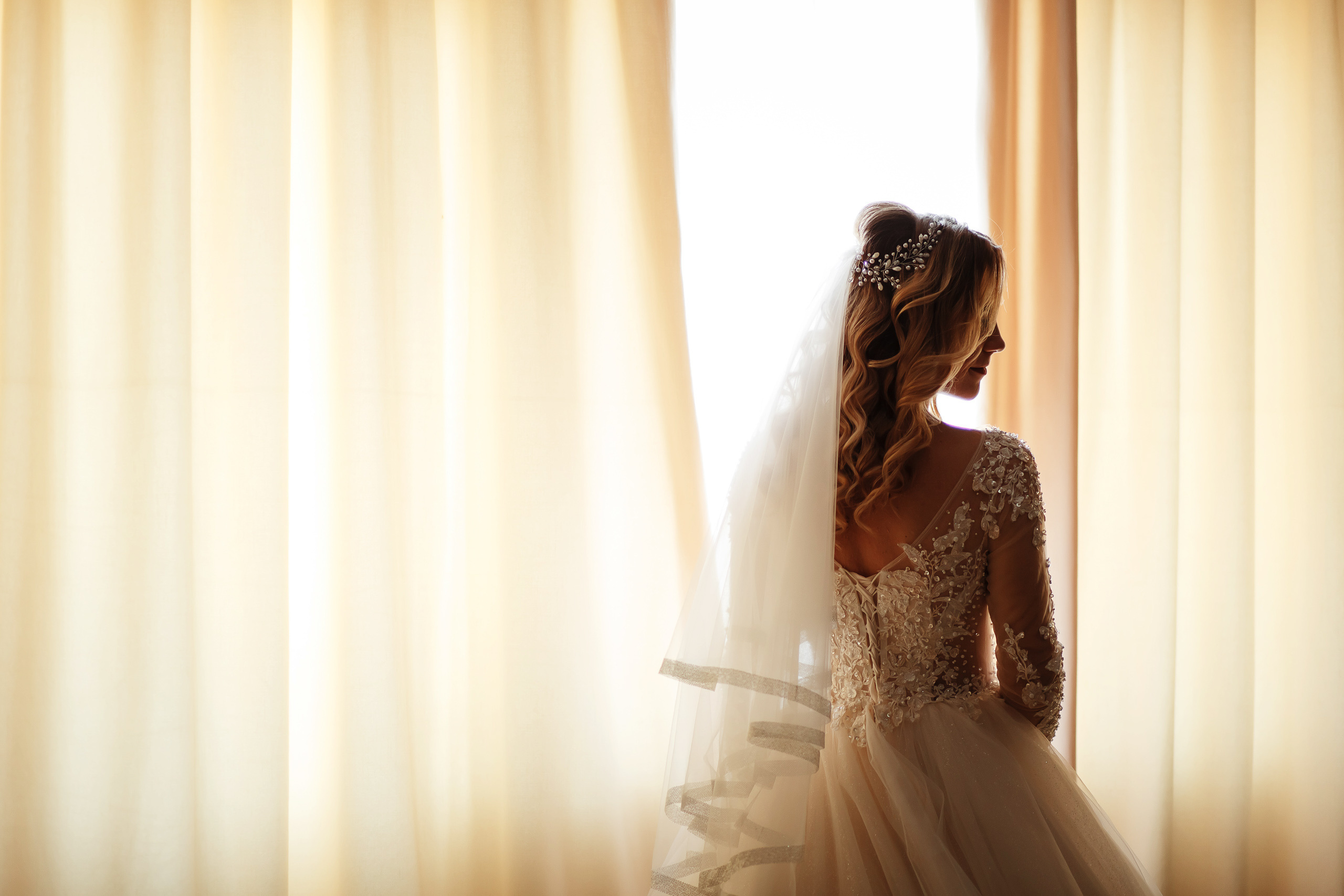 Свадебная фотосессия в Мостовском. Сборы жениха и невесты на базе «Аква-Вита». Фотограф Дмитрий Шевченко.