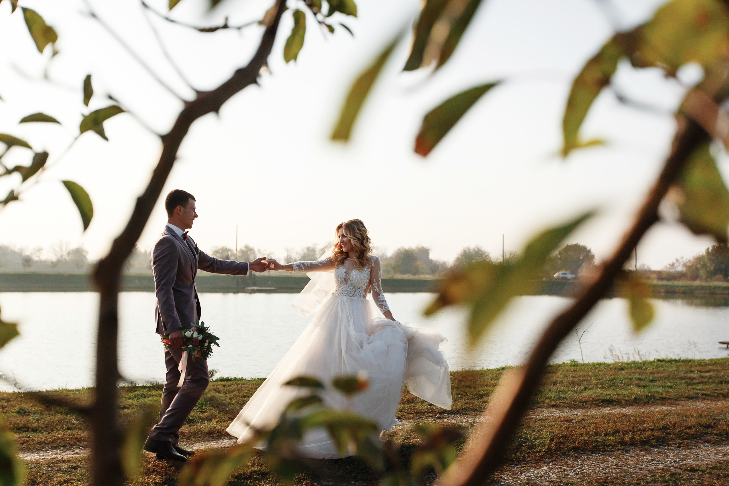Свадебная фотосессия в Лабинске. Прогулка на лавандовом поле. Фотограф Дмитрий Шевченко.