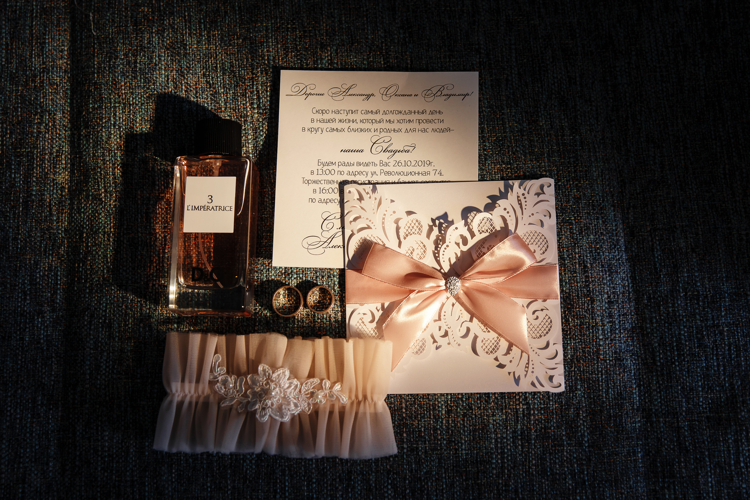 Свадебные кольца и приглашения. Сборы жениха и невесты на базе «Аква-Вита». Фотограф Дмитрий Шевченко.