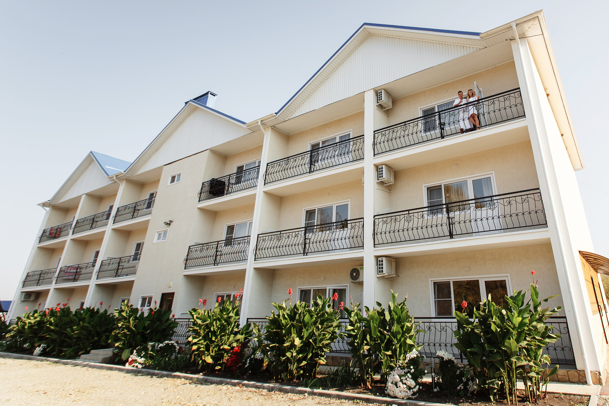 Свадебная фотосессия в Мостовском. Сборы жениха и невесты на базе «Аква-Вита». Фотограф Дмитрий Шевченко.