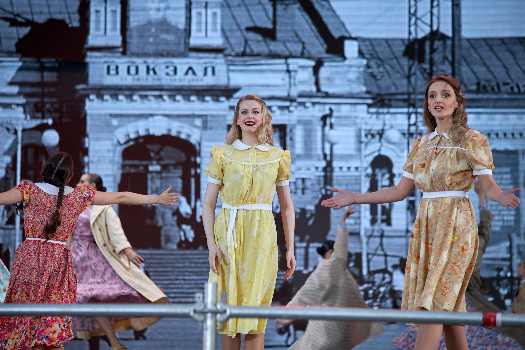 Концерт 9 мая 2025 года на соборной площади. Фотограф Омск | Александр Вандеров