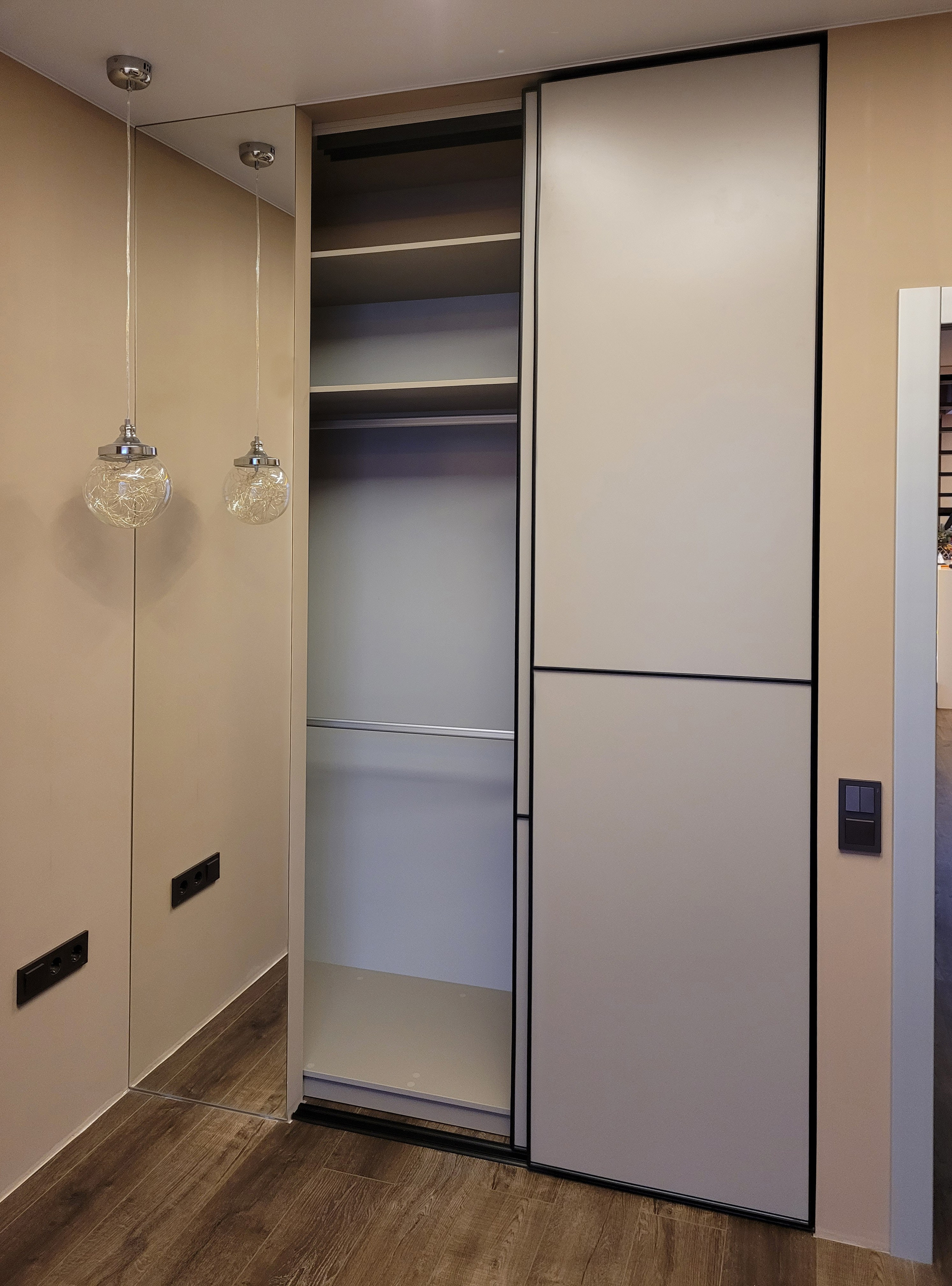 Шкафы, гардеробные и прихожие на заказ в Евпатории. Мебель на заказ в Евпатории