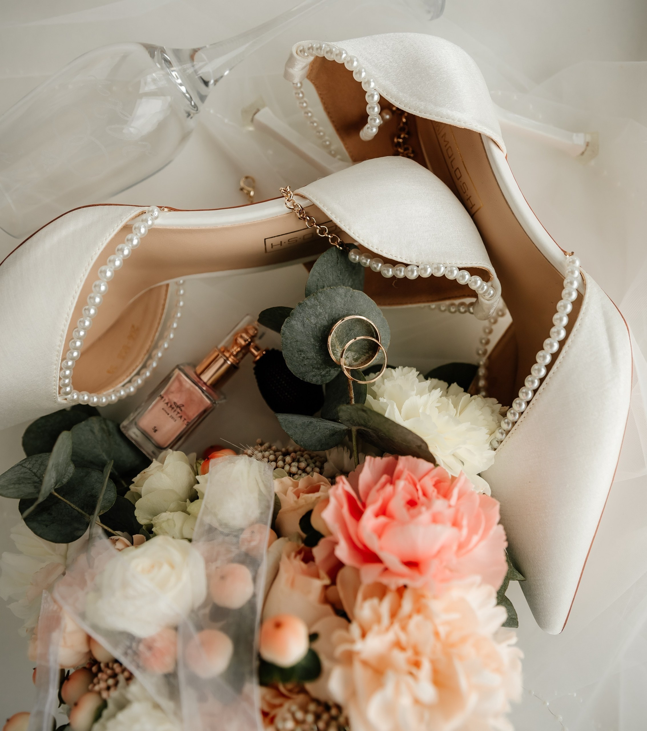 Свадебные туфли с жемчугом, букет нежных цветов, кольца и флакон духов.