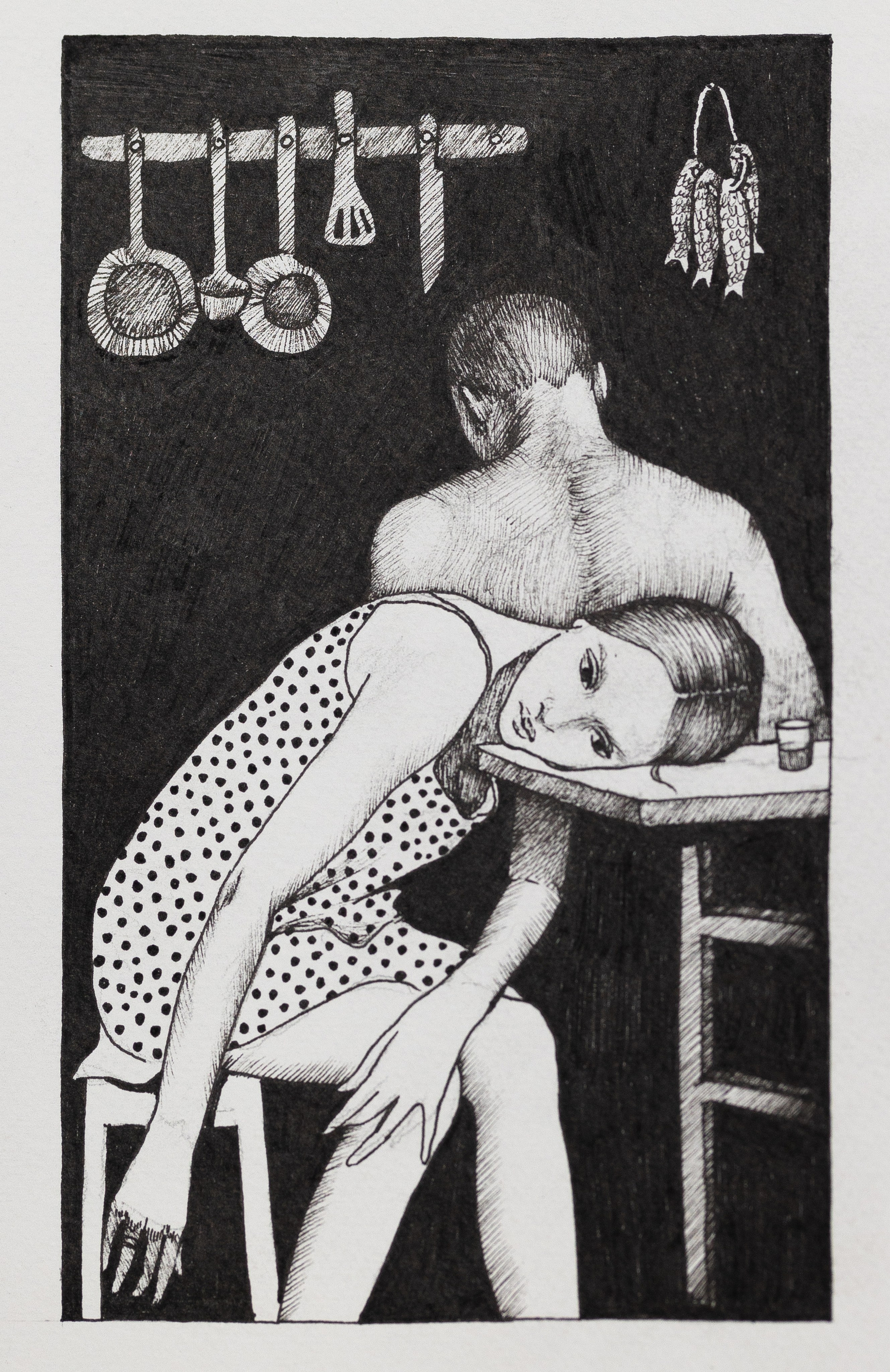 Опустошённая близость. Два человека рядом, почти соприкасаются. Но между ними — пустота. Женщина лежит головой на столе, взгляд открытый, но усталый. Мужчина отвернулся. Над ними — кухонные предметы, нож, посуда, как символы бытовой жизни. Маленький рюмка — намёк на попытку притупить чувства. Это сцена не конфликта. Это сцена после того, как всё уже выгорело. 🖤 Тень: Эмоциональное выгорание внутри отношений. Когда люди остаются рядом не из живого чувства, а из привычки, усталости или страха изменений. Близость превращается в совместное существование. Проявления тени:— ощущение одиночества рядом с партнёром— накопленная обида, о которой уже не говорят— апатия вместо страсти— отношения, которые держатся только на быте Нож среди кухонных предметов — символ скрытой агрессии, которая так и не была высказана. Эта карта не всегда про конец. Иногда она про честность. Живое чувство может вернуться только там, где появляется правда. Где перестают играть роль «всё нормально». Иногда исцеление — это разговор. Иногда — пауза. Иногда — смелость признать, что близость изменилась. Но именно честность возвращает жизнь — либо в отношения, либо в человека.