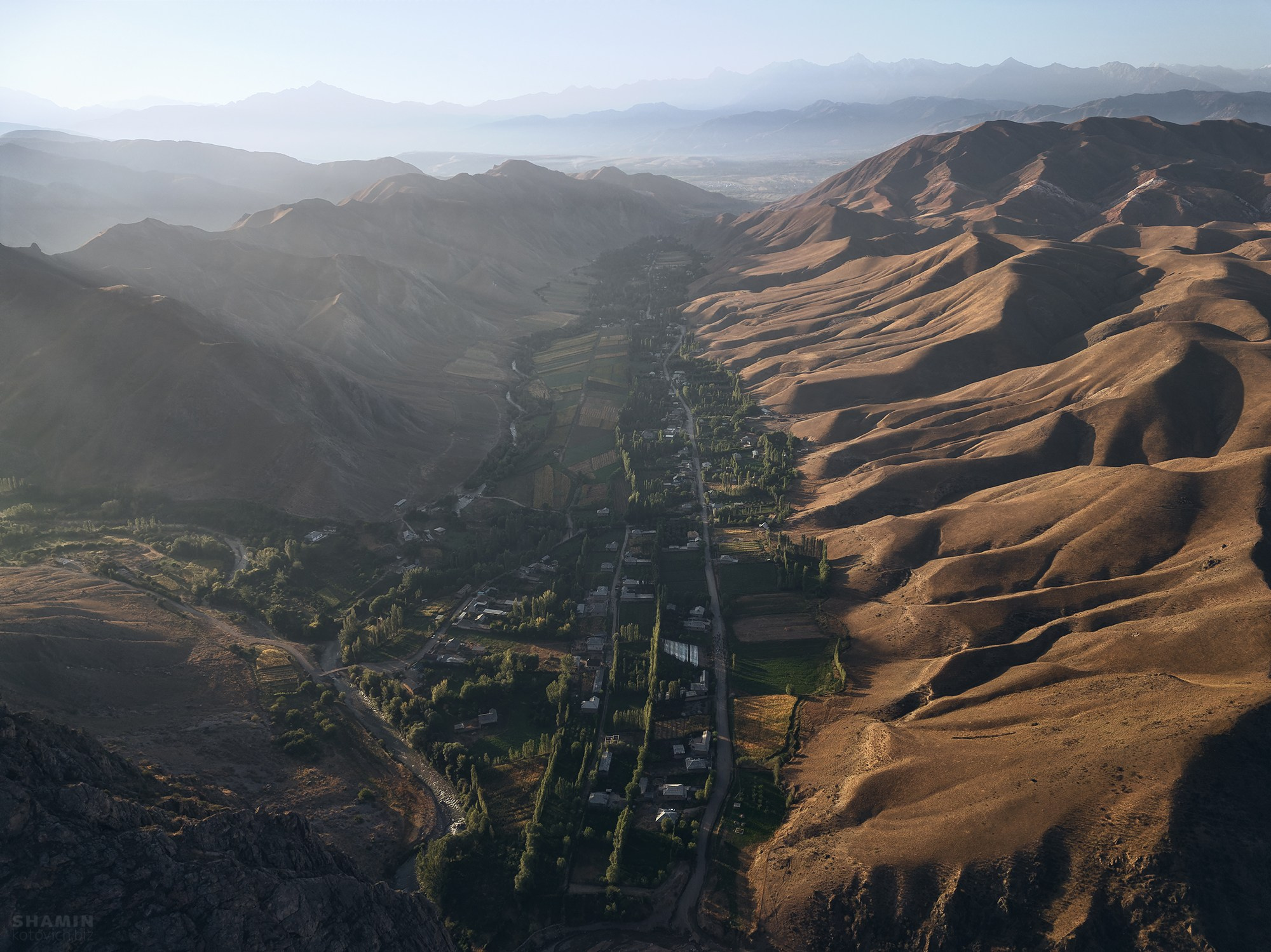 Аэросъёмка пейзажей с дрона — вид с высоты на природу, свет и пространство, запечатлённые в разное время суток.