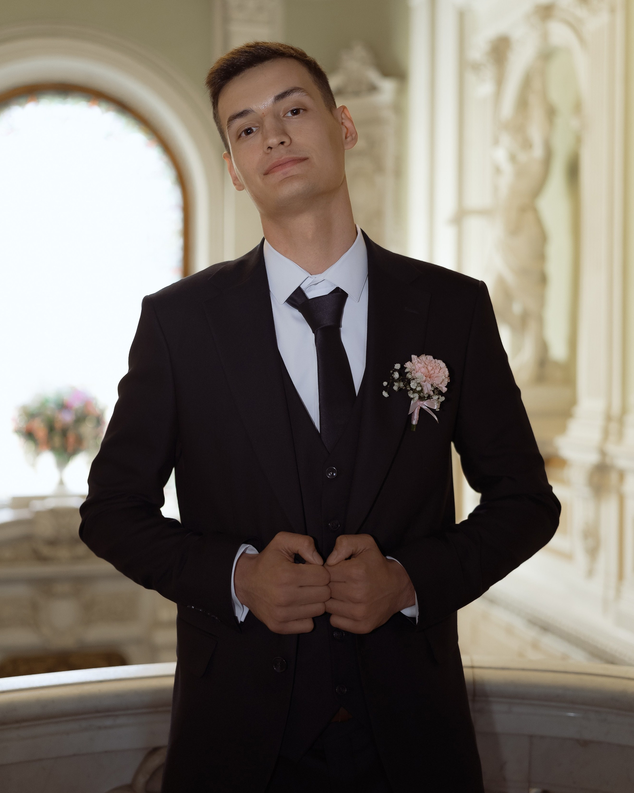 Портрет жениха в костюме перед свадебной церемонией