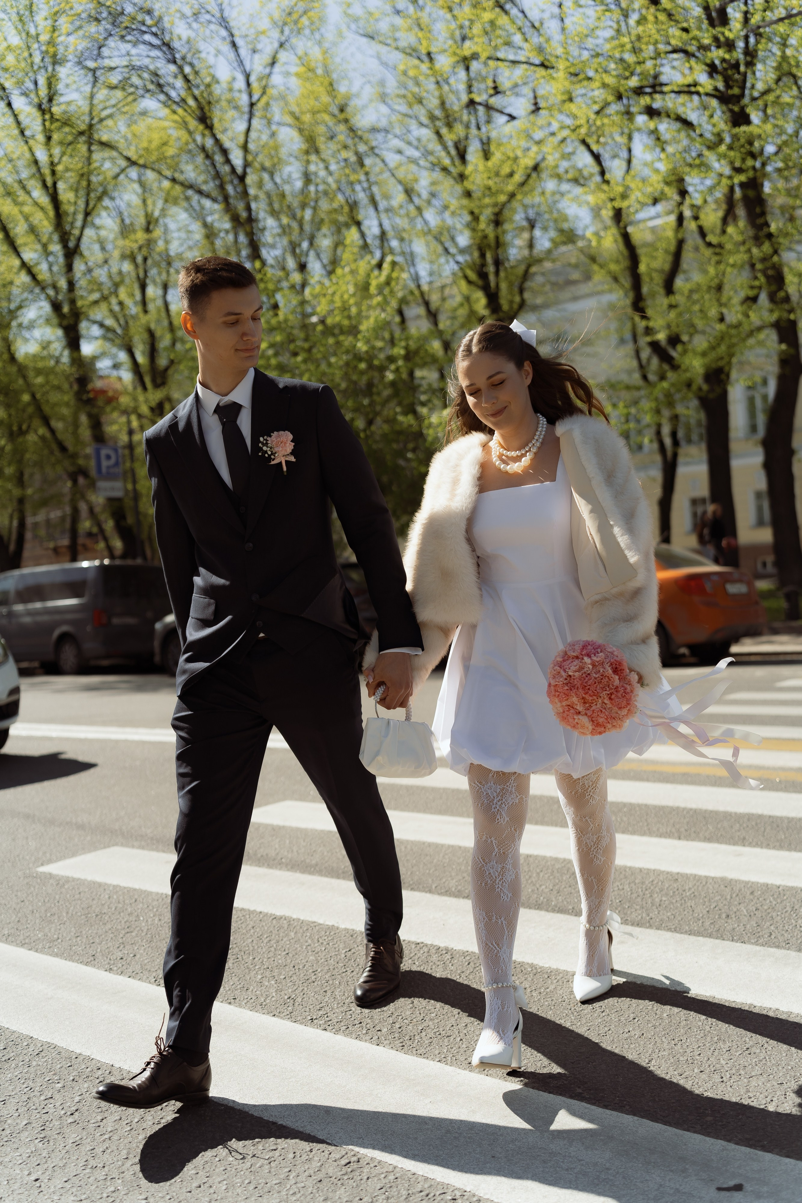 Жених и невеста переходят дорогу в весеннем Петербурге, прогулка после ЗАГСа