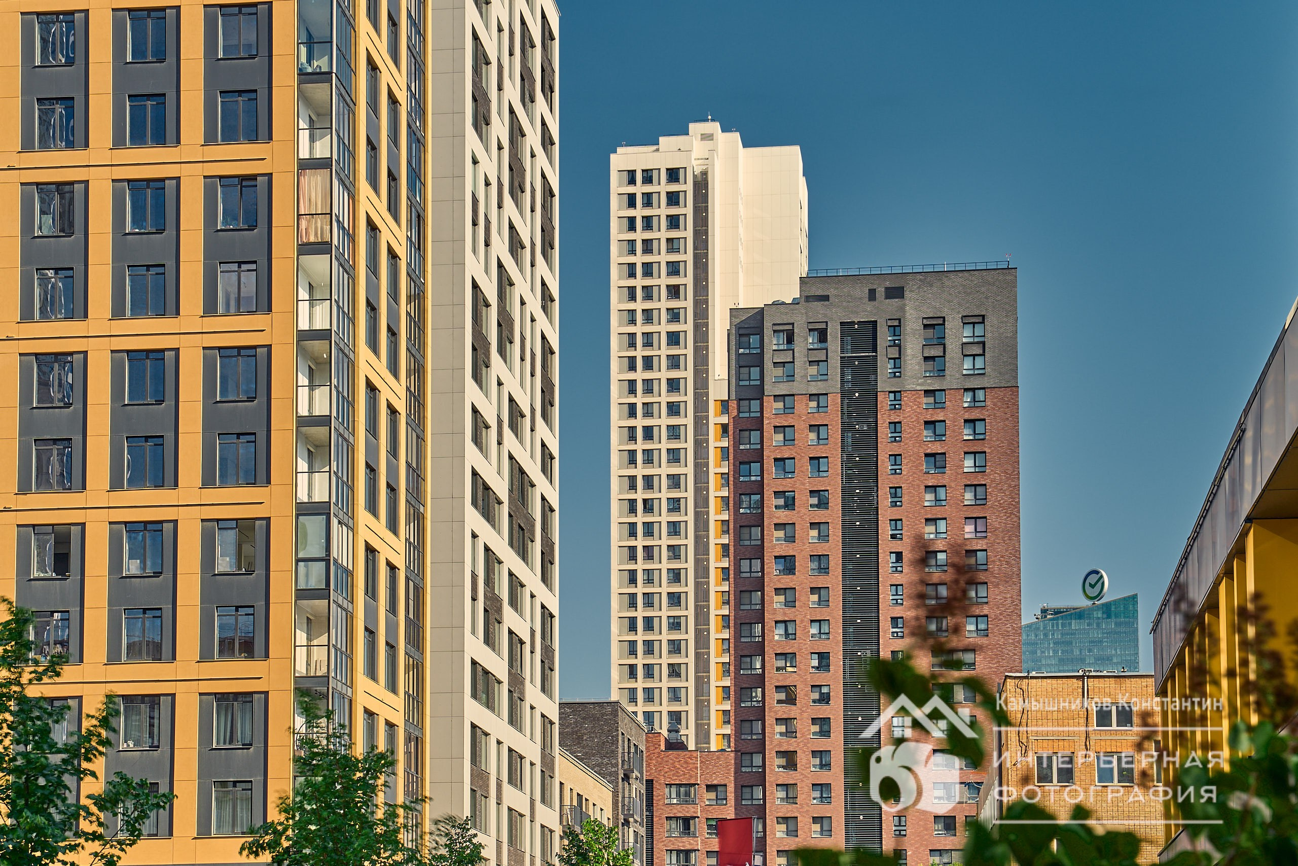Архитектурная съемка корпусов ЖК "Хедлайнер" в летний жаркий солнечный день