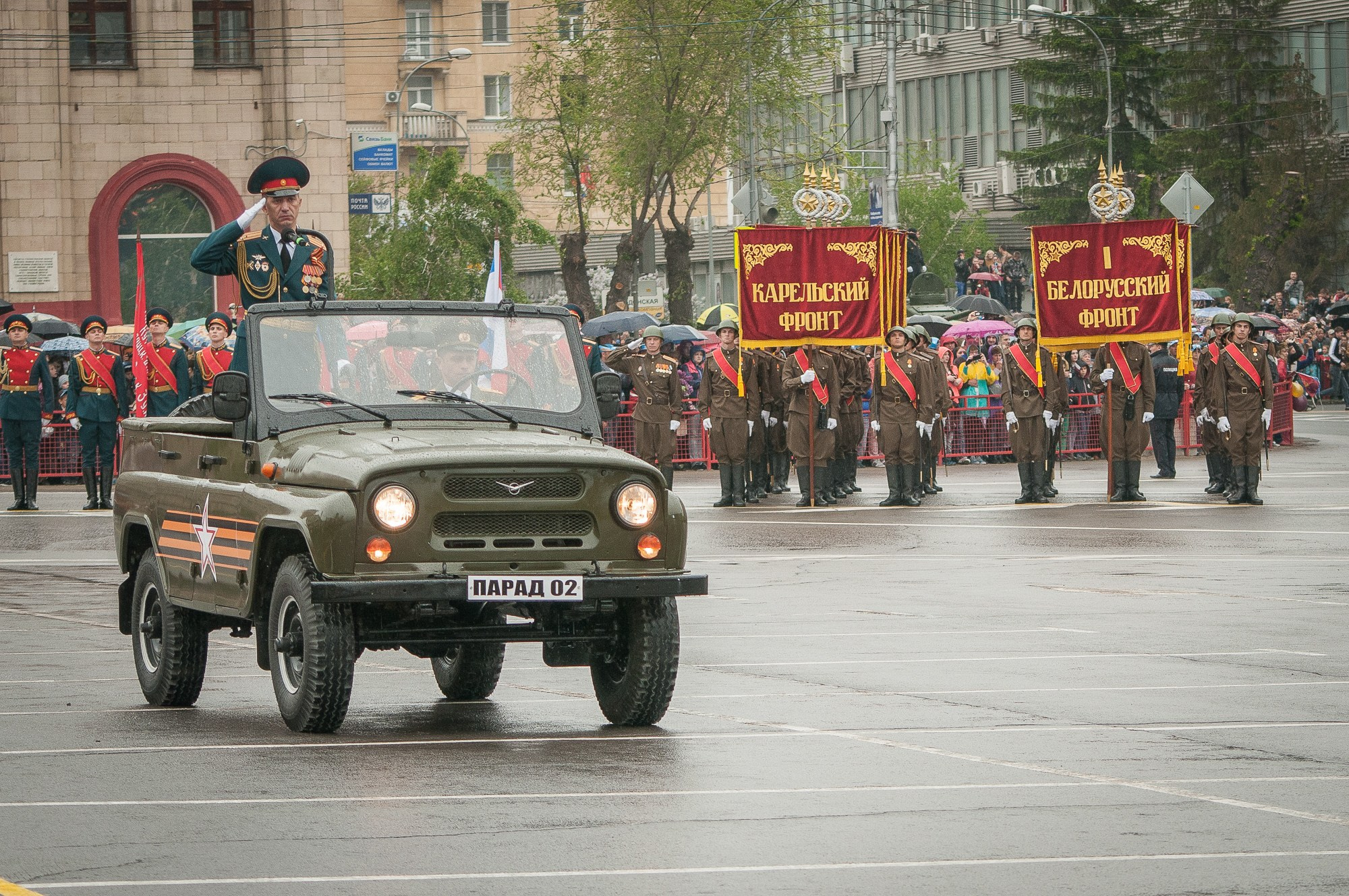 Принимающий парад едет на парадном автомобиле