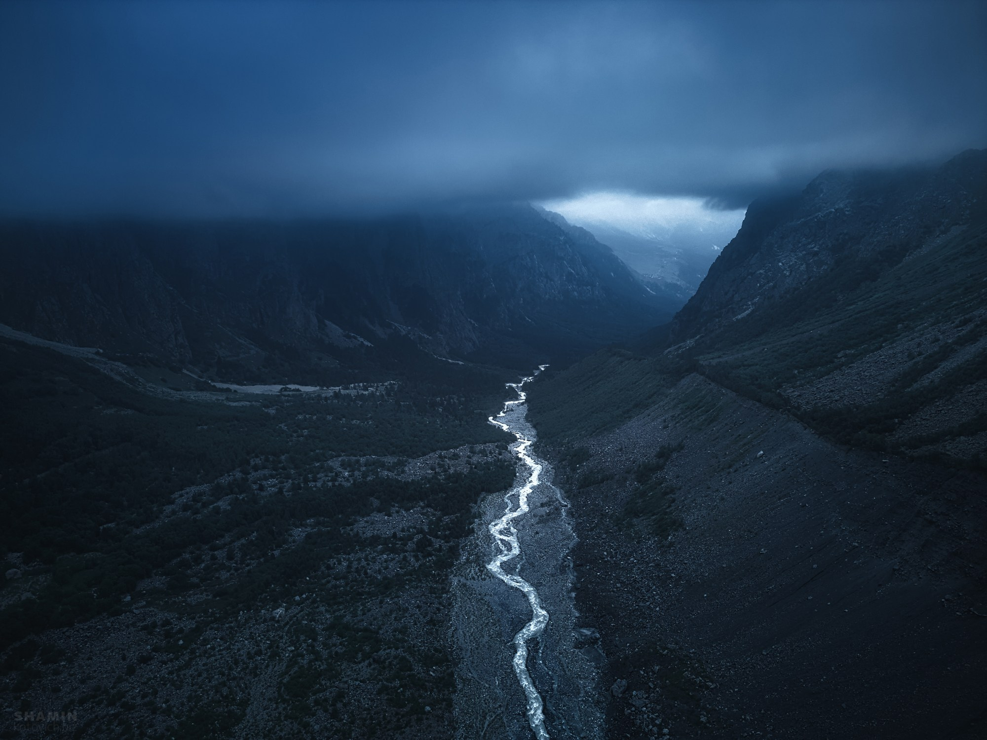 Аэросъёмка пейзажей с дрона — вид с высоты на природу, свет и пространство, запечатлённые в разное время суток.