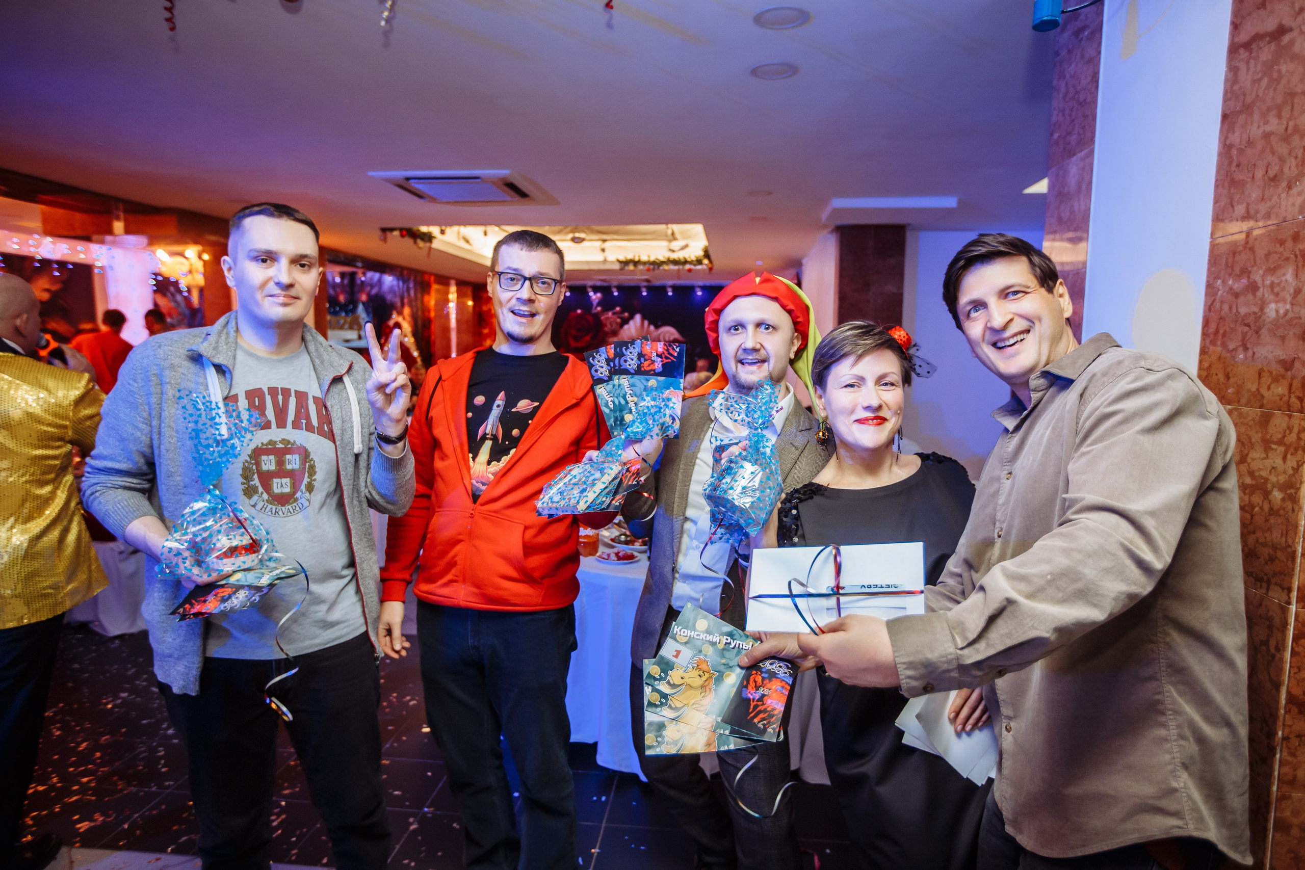 Радостные объятия с лучшими друзьями после первого тоста, видеограф на мероприятие по ценам как и фотограф, подробнее в описание на этом сайте