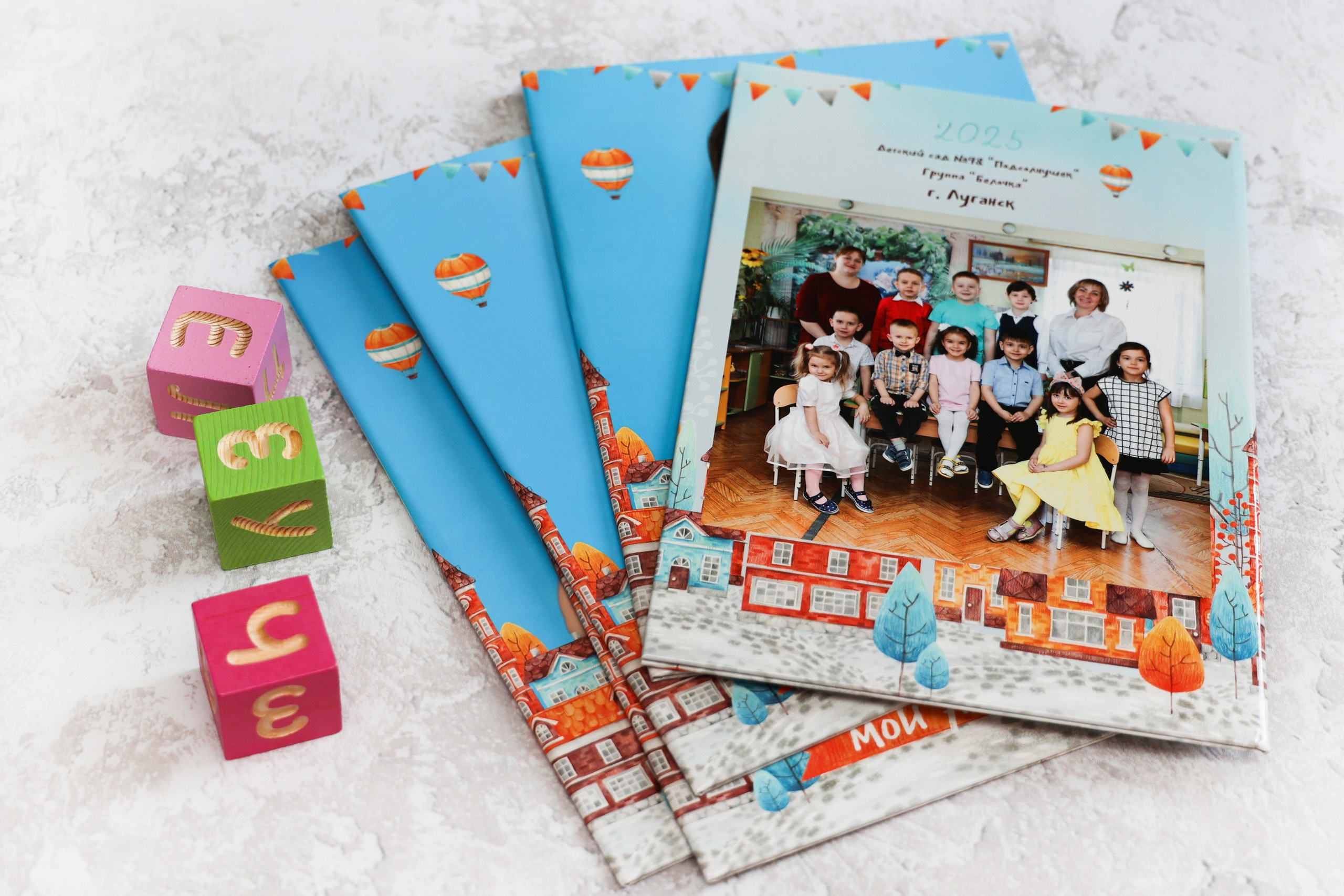 Стопка выпускных альбомов Планшет