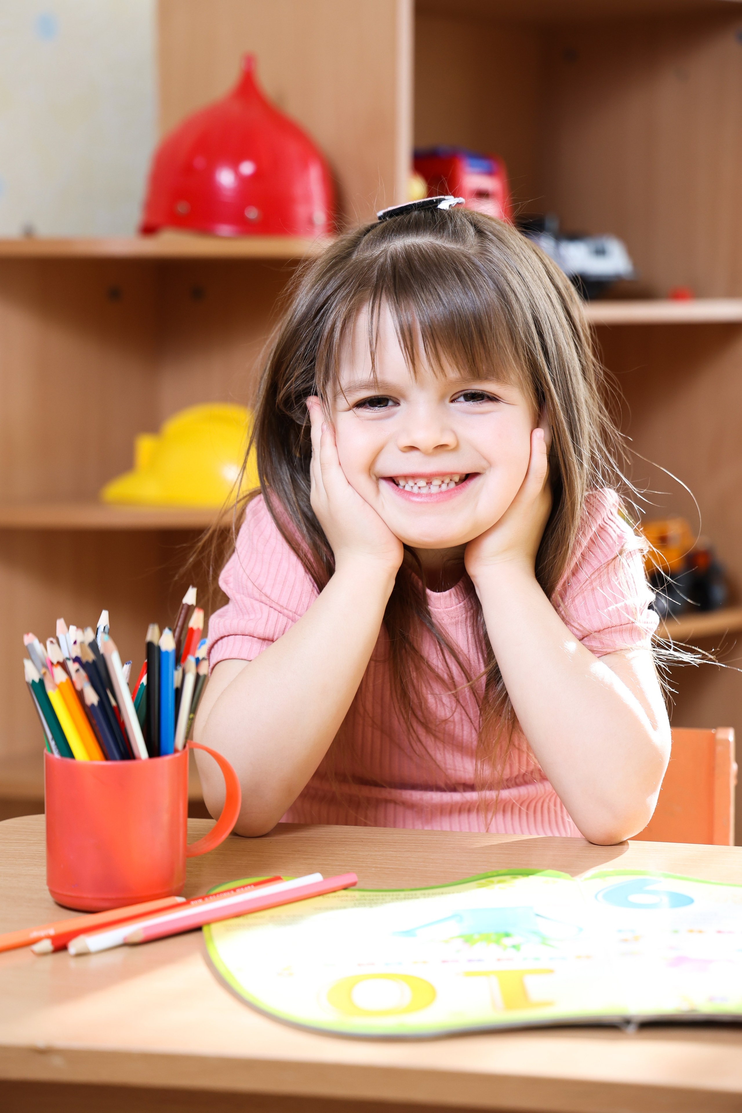 Портрет девочки за столом во время для выпускного альбома