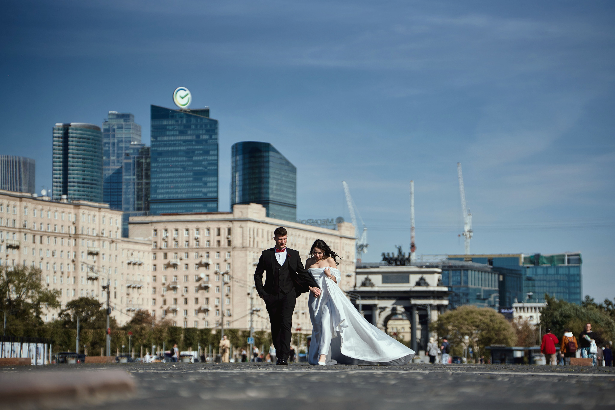 Свадебная фотосессия Дмитрия и Виты на Поклонной горе в парке Победы Москвы