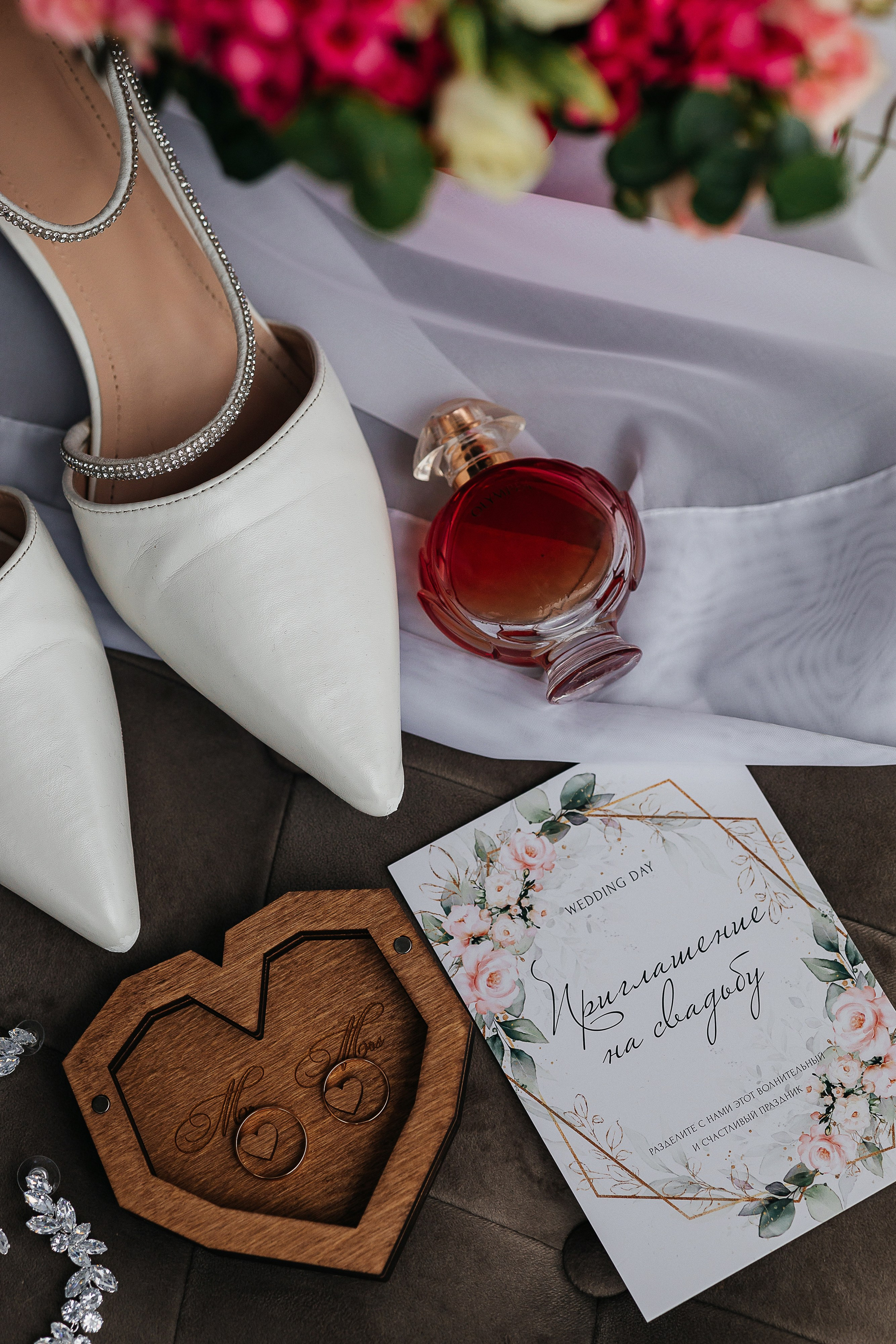 Чувственная первая встреча пары в отеле. Олег Сверчков | Свадебный фотограф Вологда