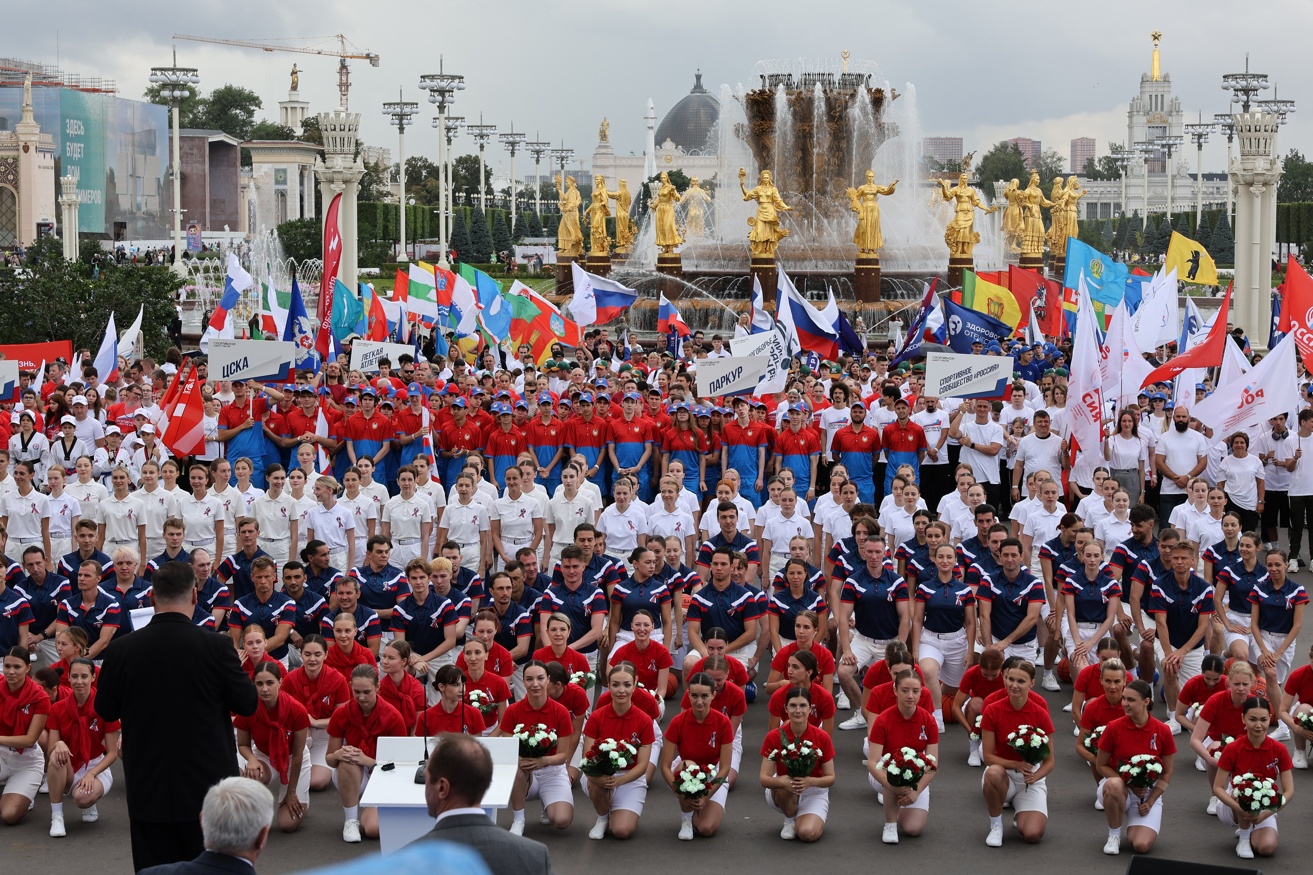 Спортсмены разных дисциплин на Спортивном шествии на ВДНХ 9 августа 2025