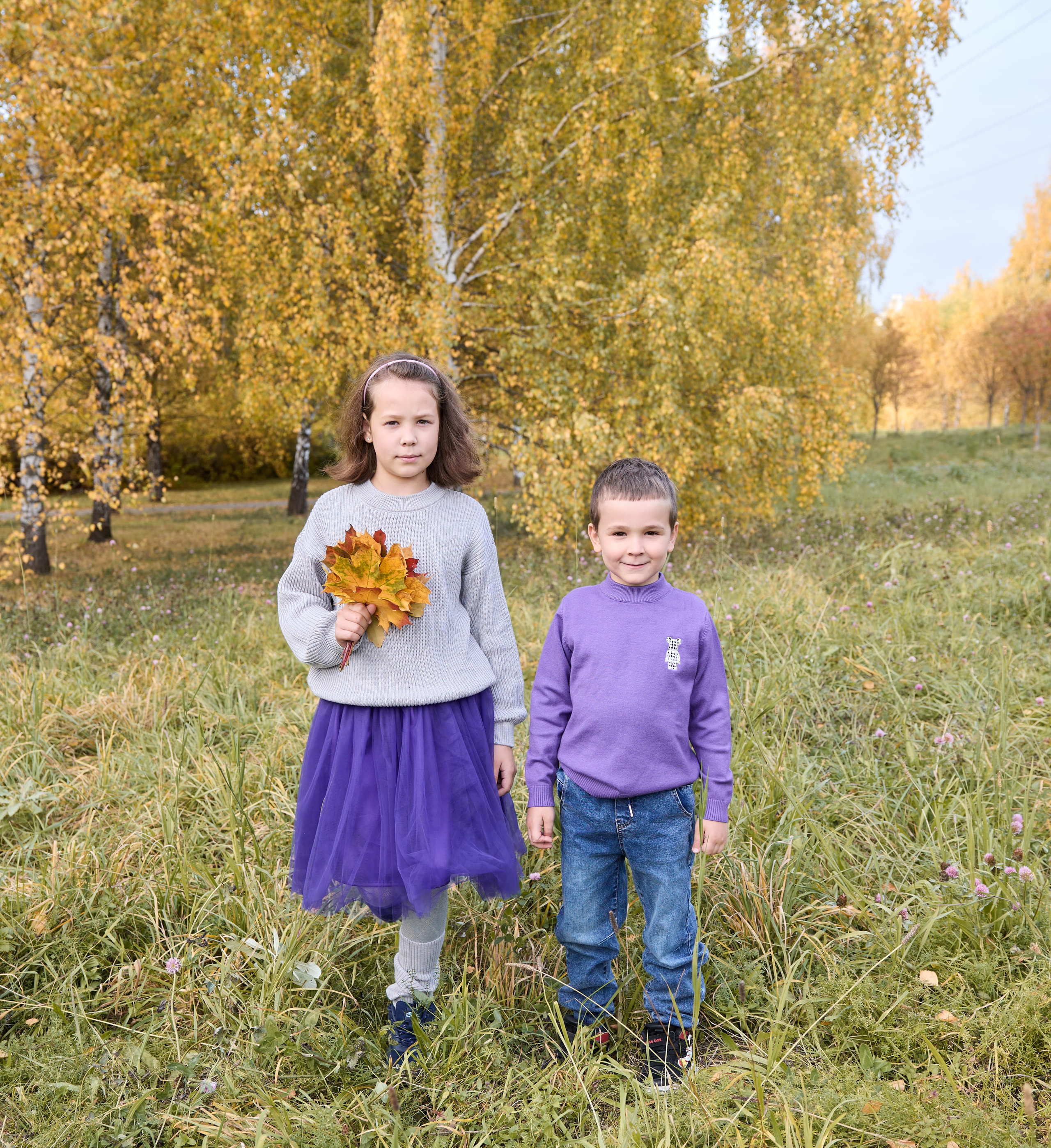 Детская осенняя фотосессия — брат и сестра с букетами листьев в парке, фотограф Карасёва Елена