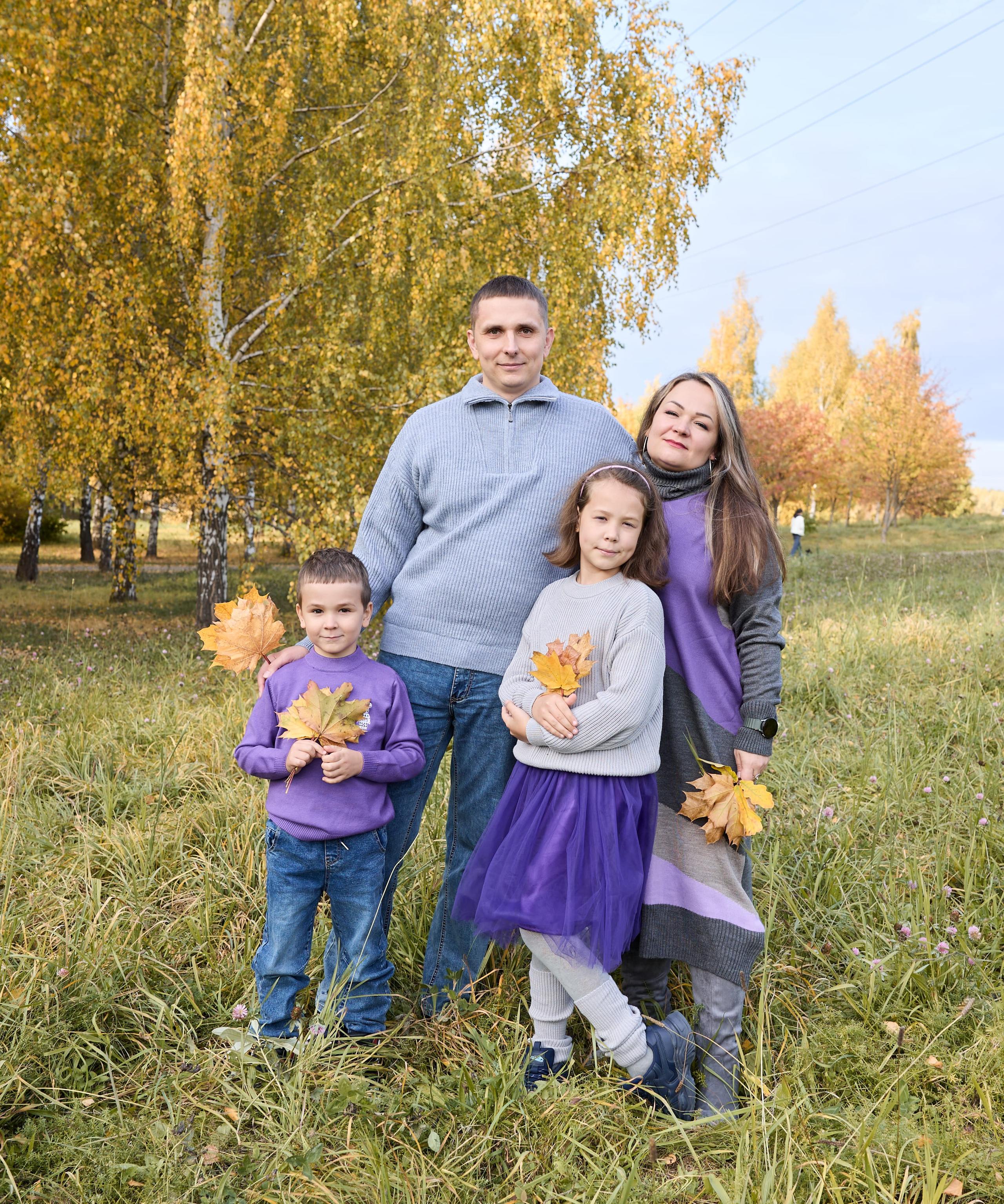 Семейная фотосессия осенью — родители, сын и дочь на фоне золотых берёз, фотограф Карасёва Елена
