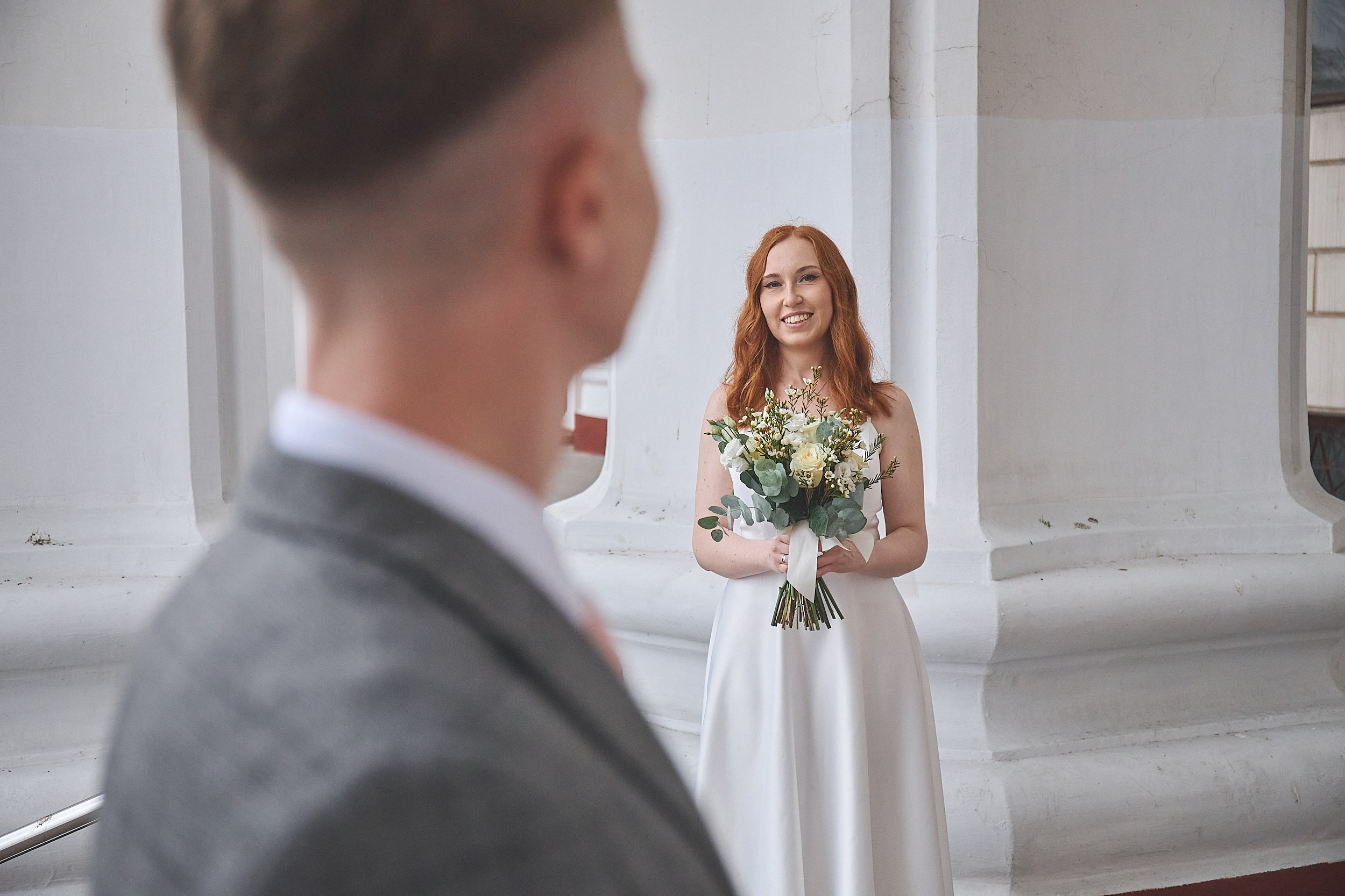 Жених смотрит на невесту