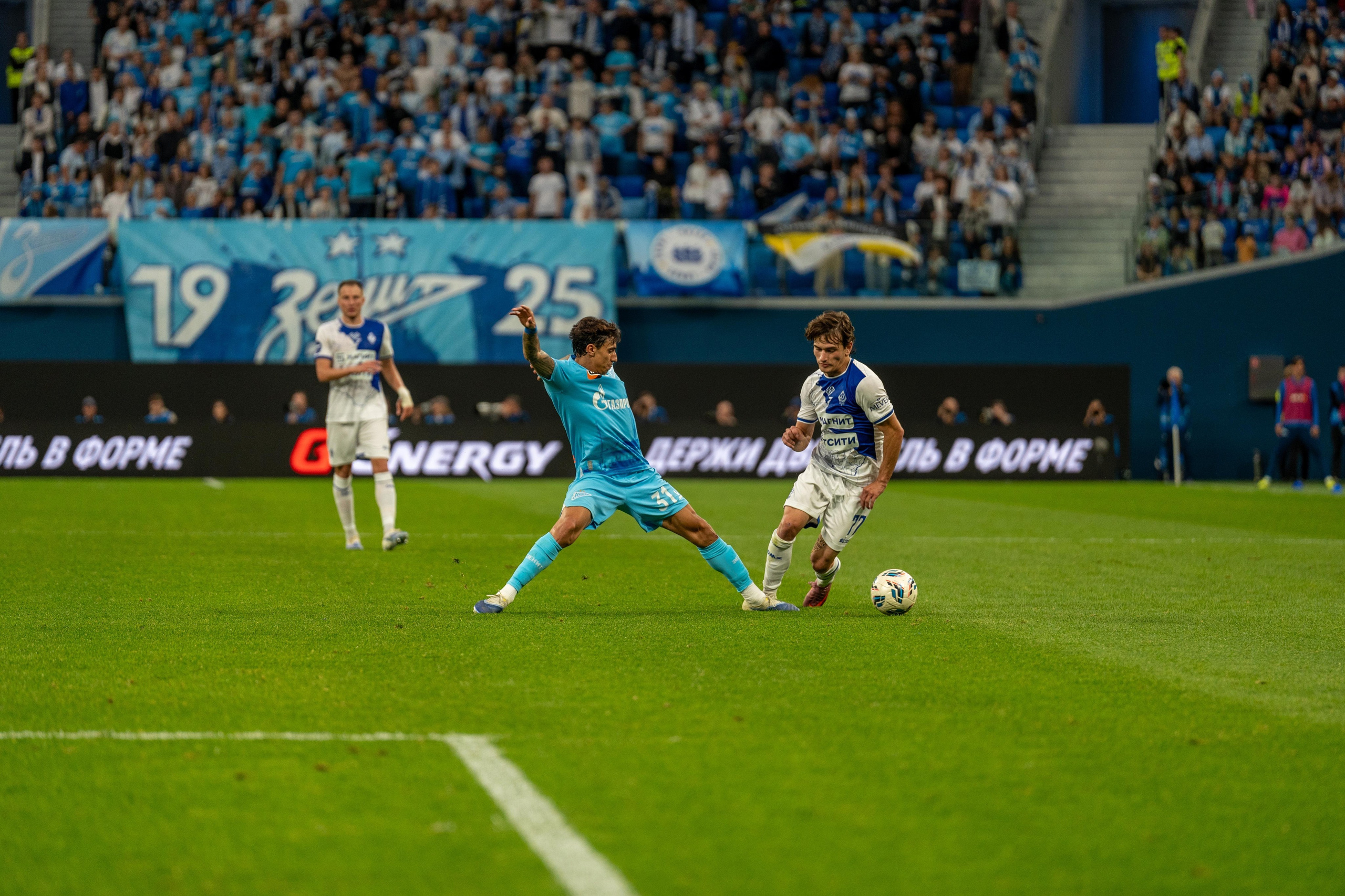 Футболист Зенита в борьбе за мяч с игроком Динамо, спортивный фотограф Санкт-Петербург