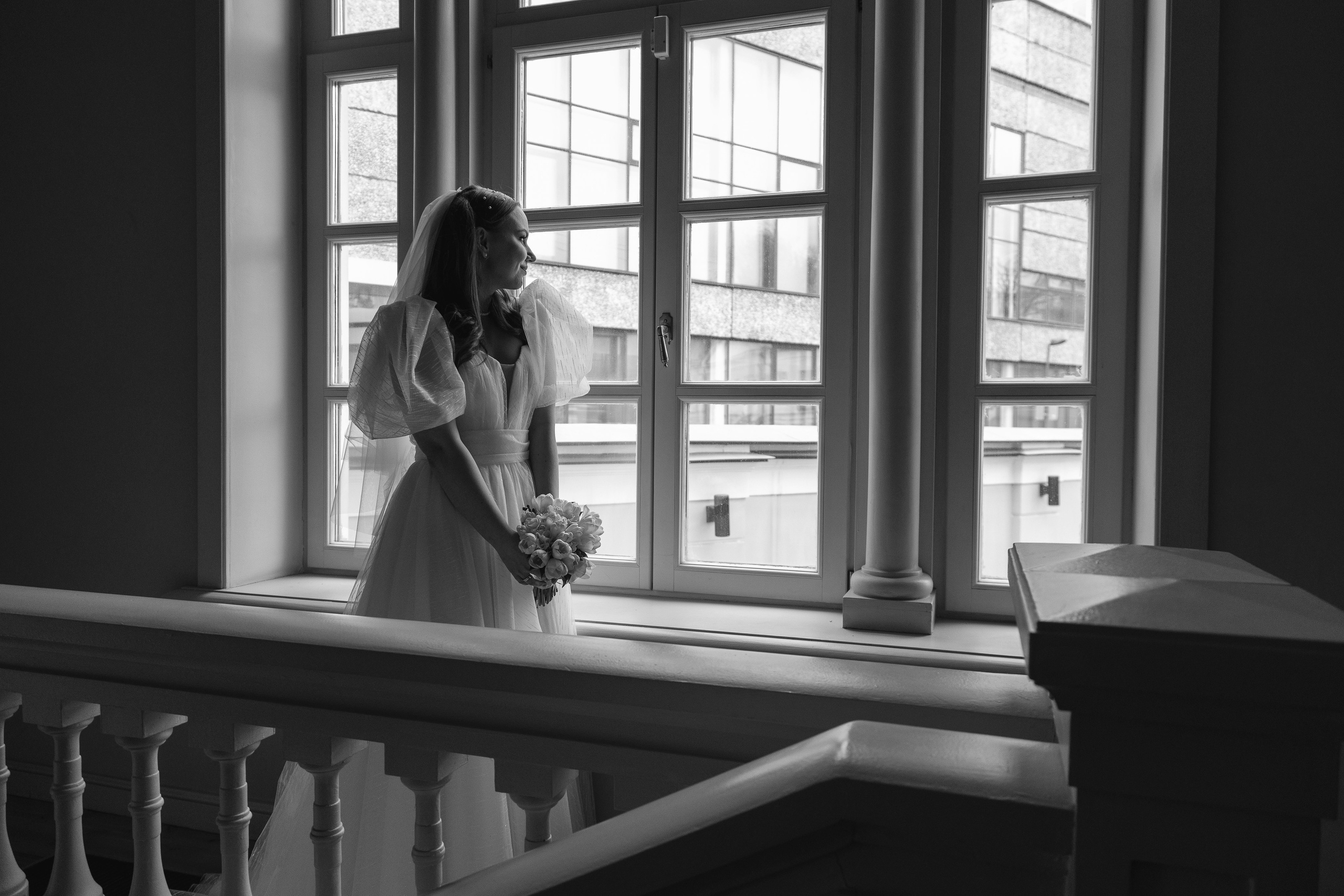 свадебный фотограф в усадьбе муравьёвых-апостолов, фотограф гладков дмитрий, фотосессия невесты в холле усадьбы