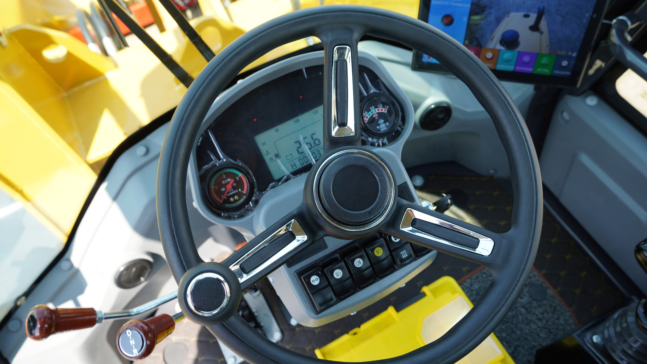 Фото фронт.погр. Beezone 928. Продажа и обслуживание грузовой техники и спецтехники в г. Новосибирск компания СТИ