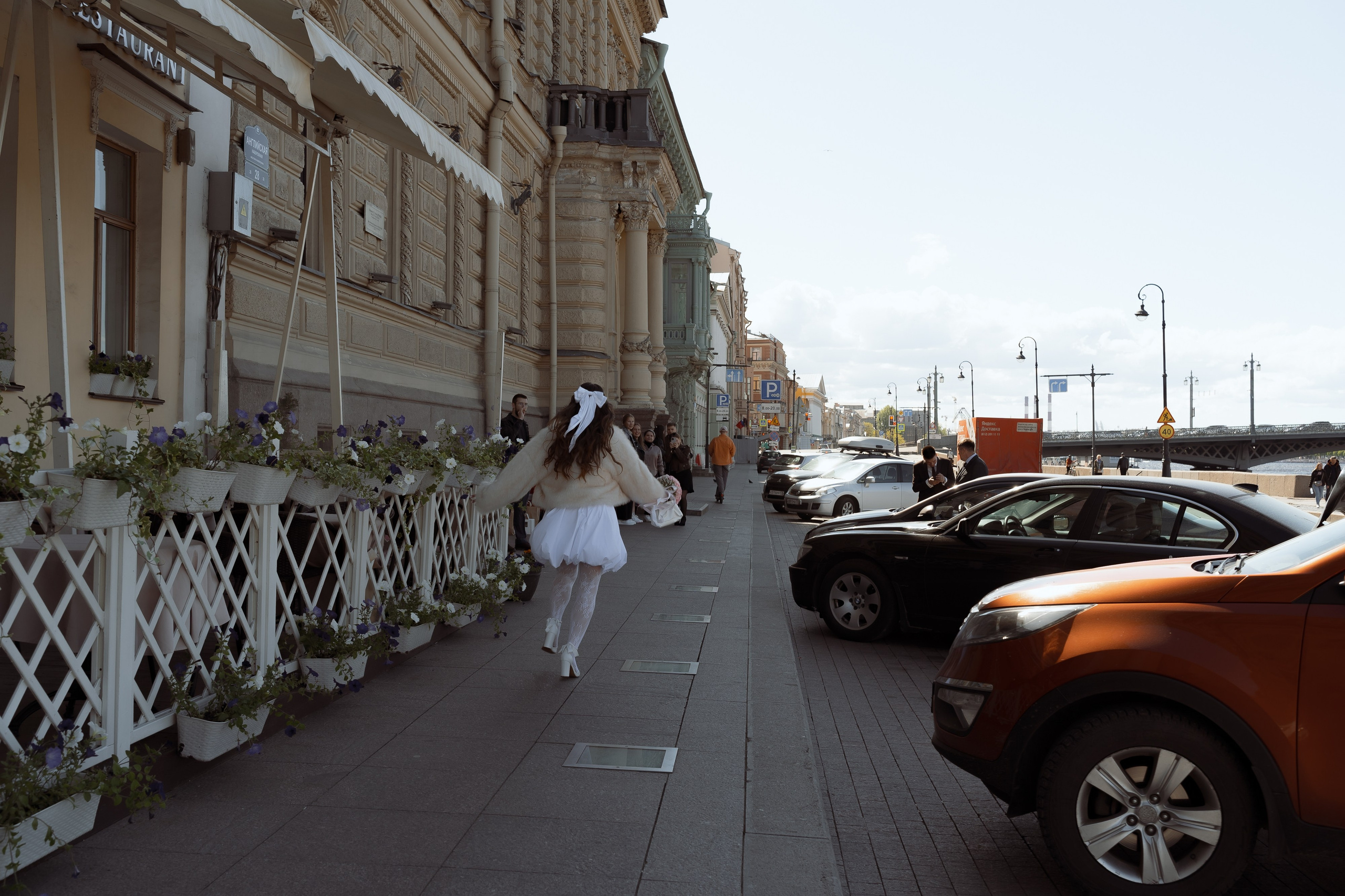 Невеста торопится на церемонию по улицам Петербурга, живая свадебная съёмка