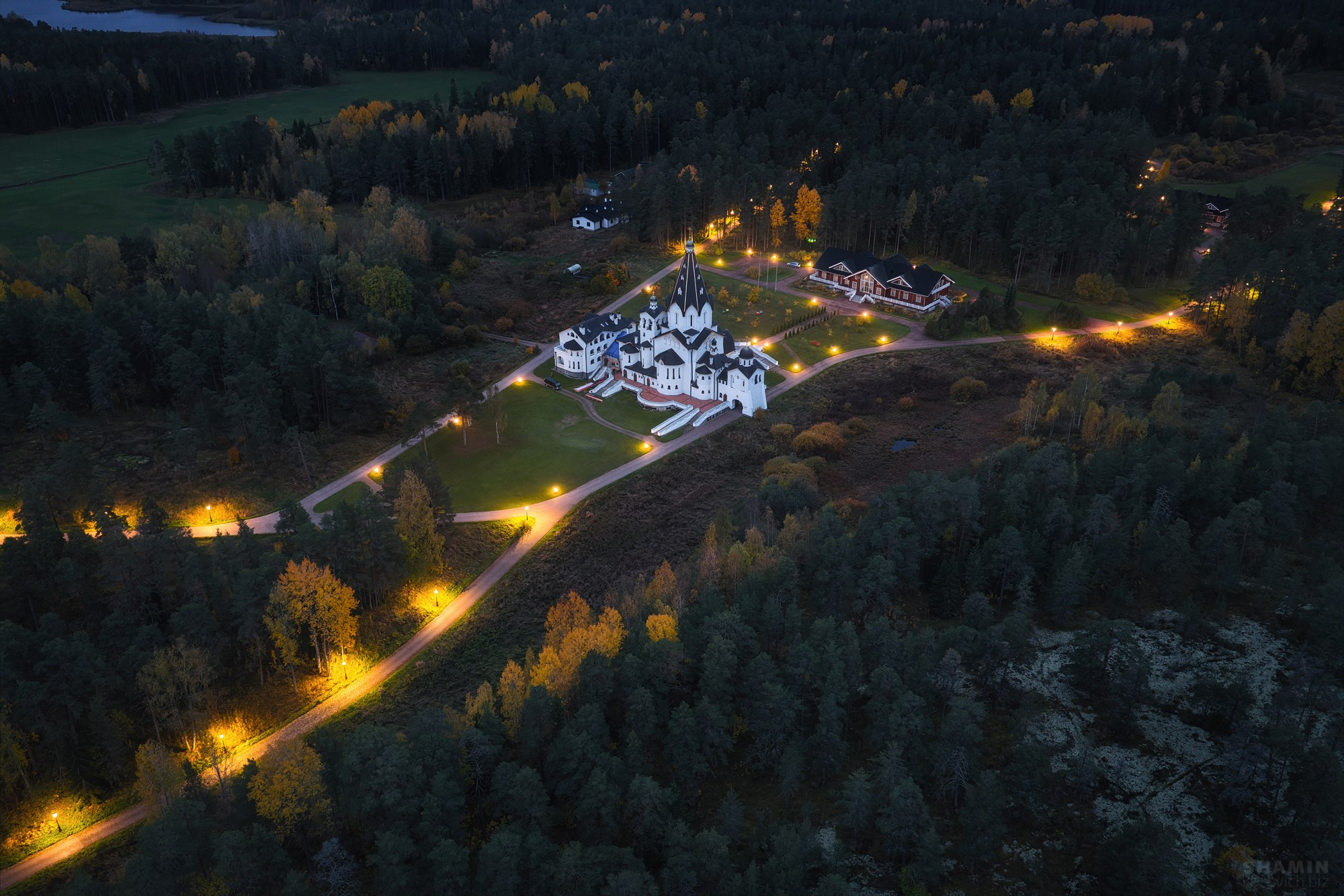 Аэросъёмка пейзажей с дрона — вид с высоты на природу, свет и пространство, запечатлённые в разное время суток.