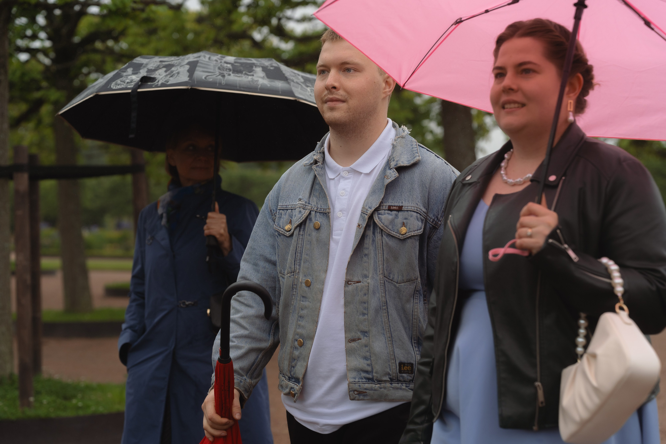 Гости наслаждаются атмосферой свадебного дня