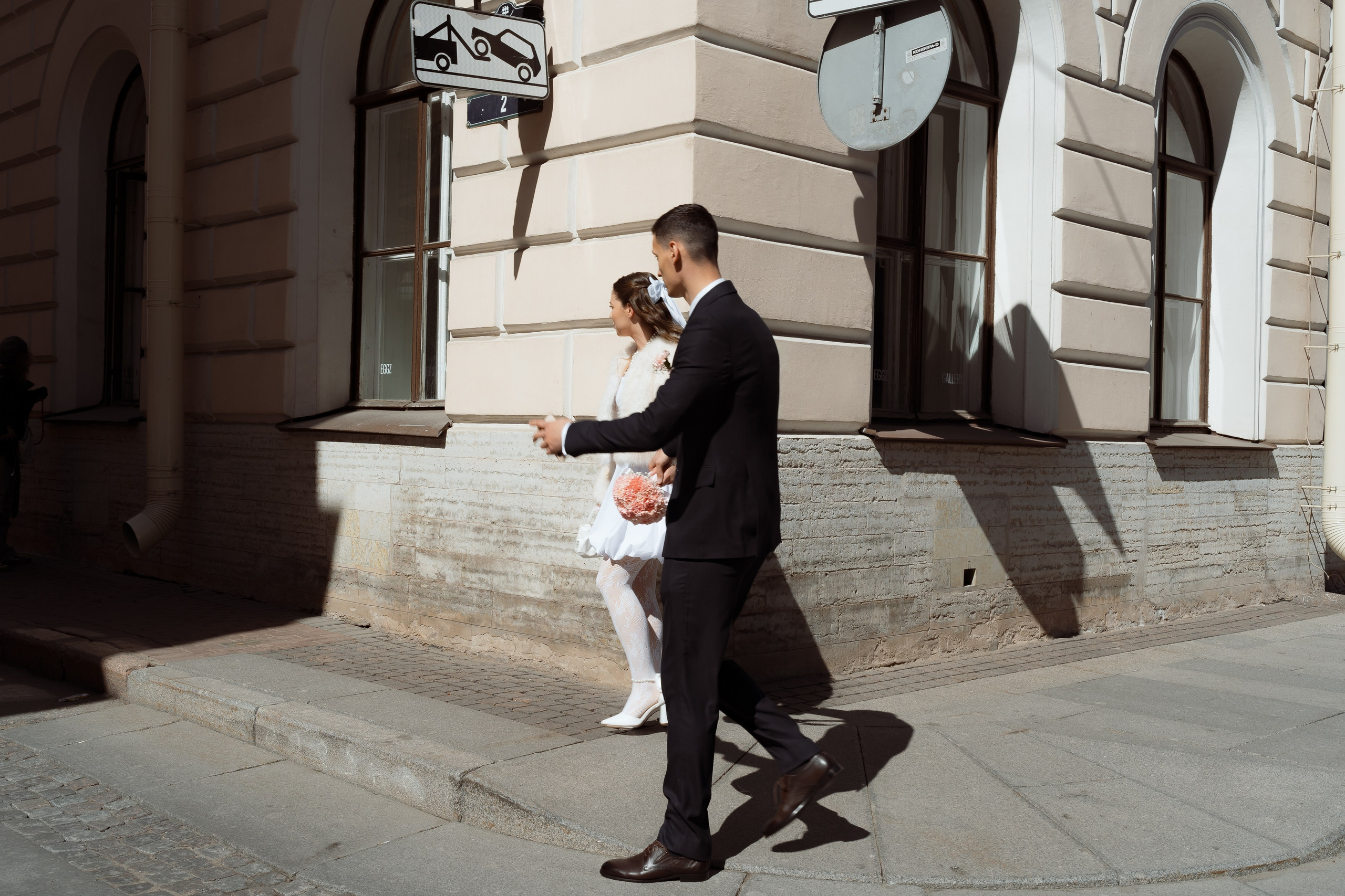 Жених и невеста на фоне городской архитектуры Петербурга, прогулка к церемонии