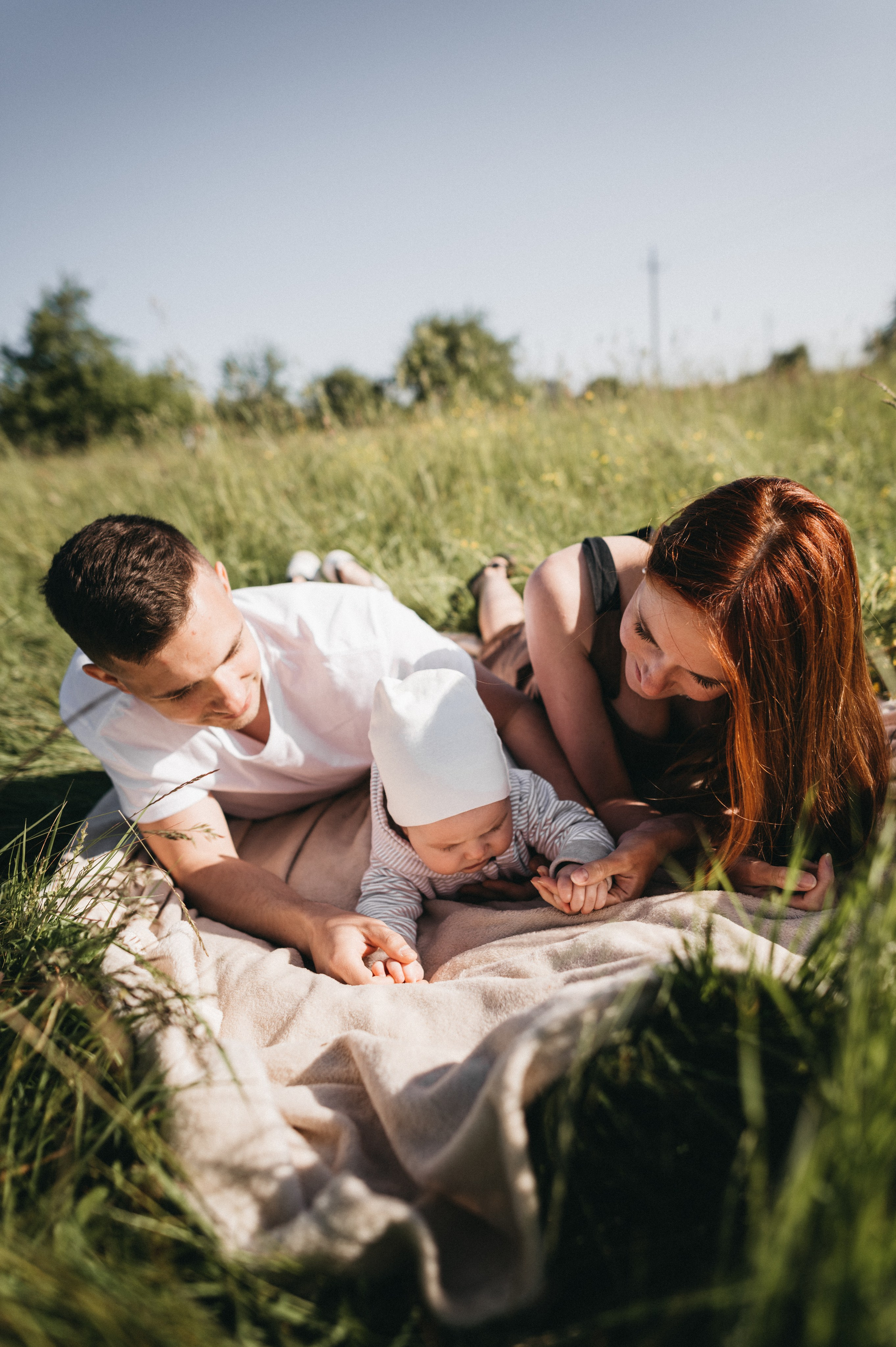 Родители и их ребенок во время семейного пикника на природе