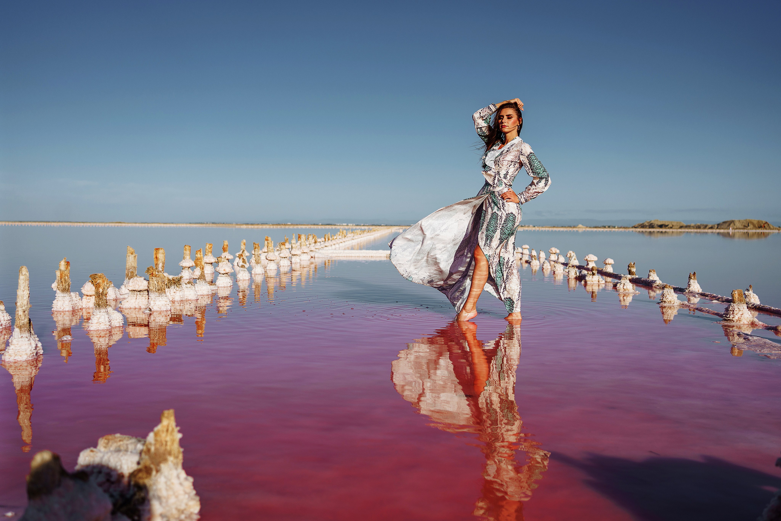 Фотосессия девушки на розовом озере. Фотосессия в Евпатории. Розовое озеро в Евпатории. Фотограф Зайцева Надежда в Крыму. Розовое озеро Сасык-Сиваш.