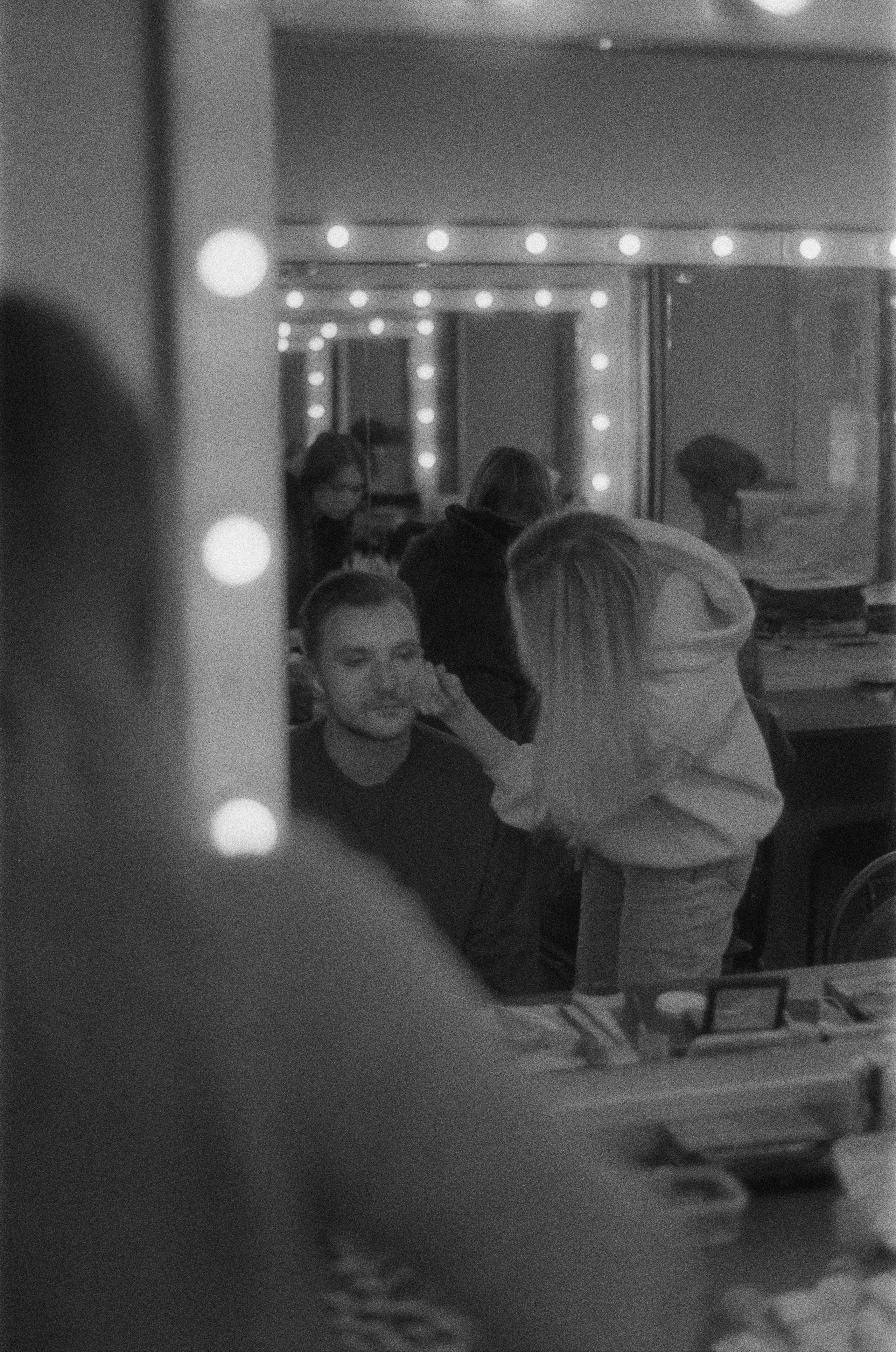 Фотосерия о магии театра и трансформации актёра: грим, костюмы, эмоции и визуальные метаморфозы на пути к сценическому образу. На фото — актёры Театра Стаса Намина и Мастерской Петра Фоменко. Фотограф: Ожерельев Лев