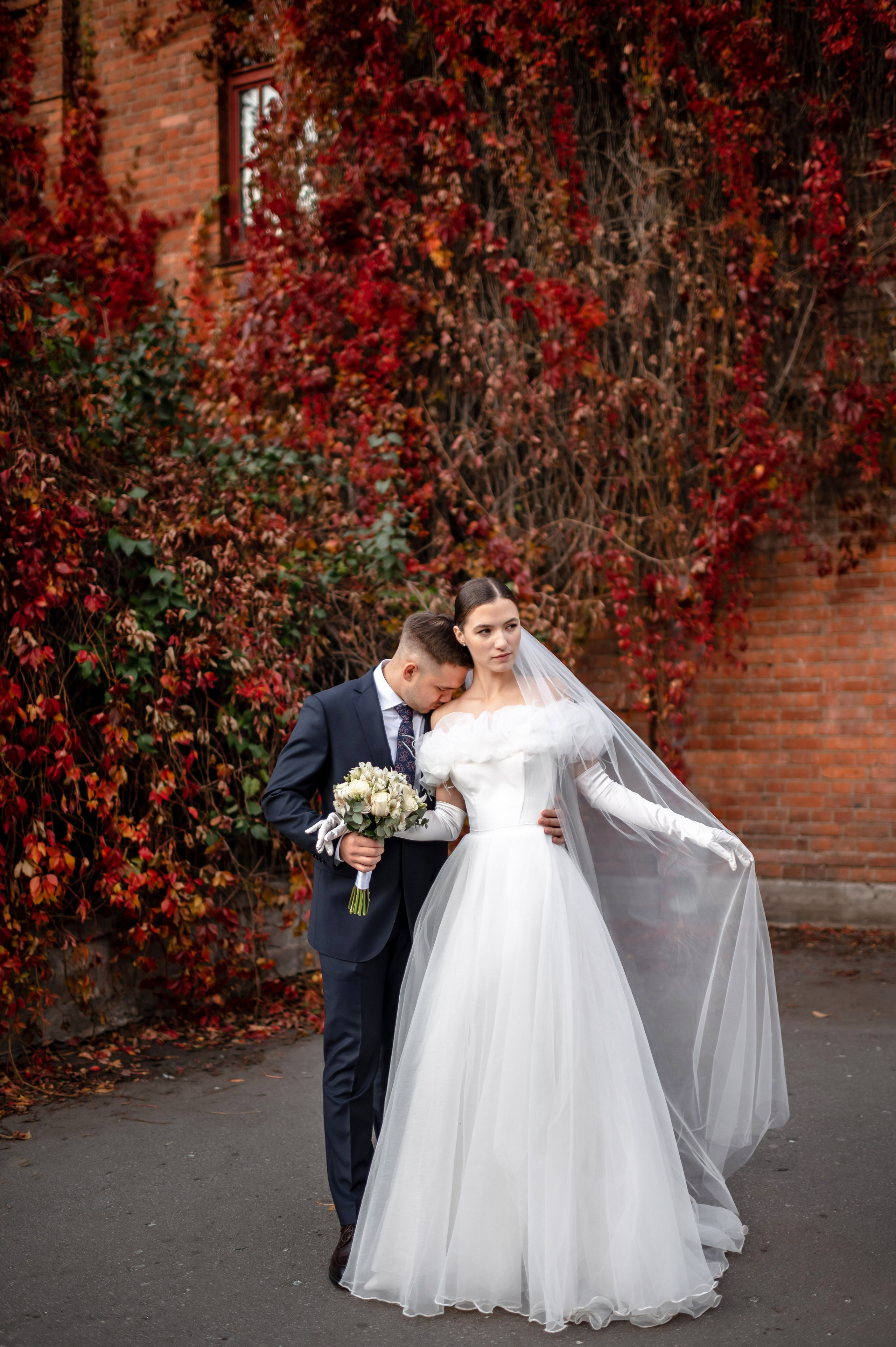 Осенняя великолепная свадебная прогулка жениха и невесты в октябре в Санкт-Петербурге в Михайловском парке и у Атлантов на Миллионной улице. Портретный, семейный и свадебный фотограф в Санкт-Петербурге и в Пушкине Ширяев Денис