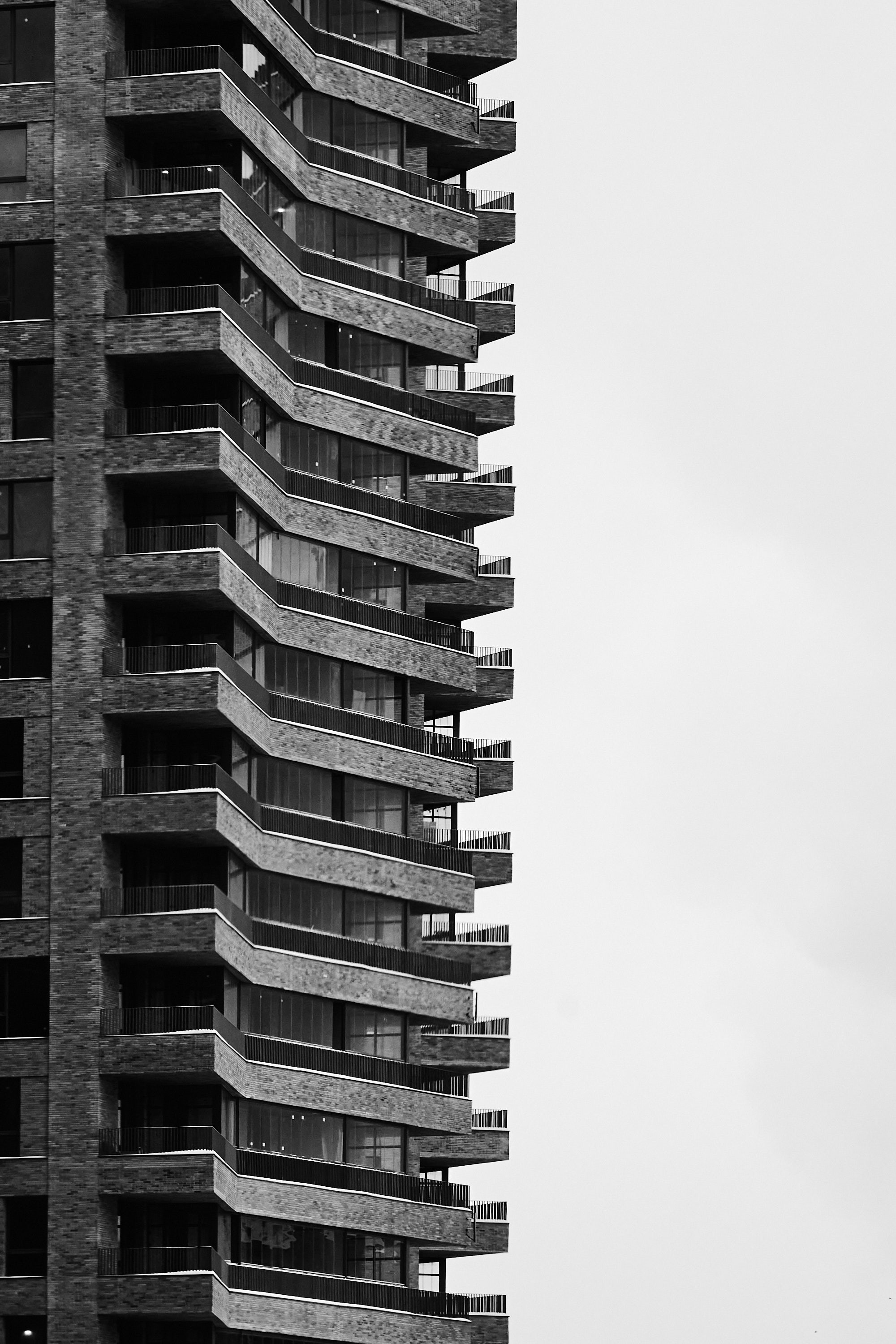 Фото жилого дома в ЖК бизнес-класса, геометрия балконов, ч/б