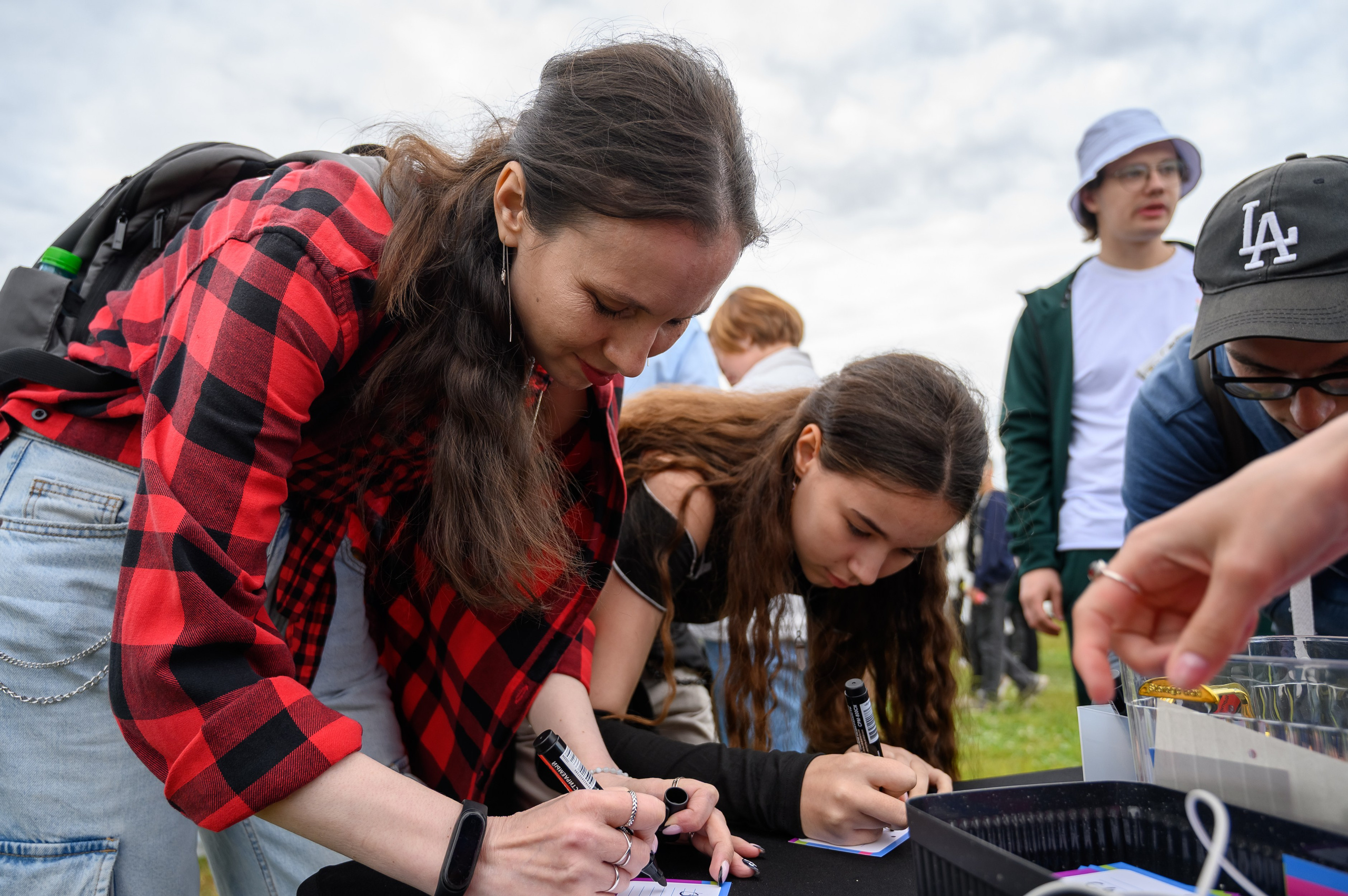 Участники фестиваля VKFest в Казани проходят квест от стенда VK Сообщества