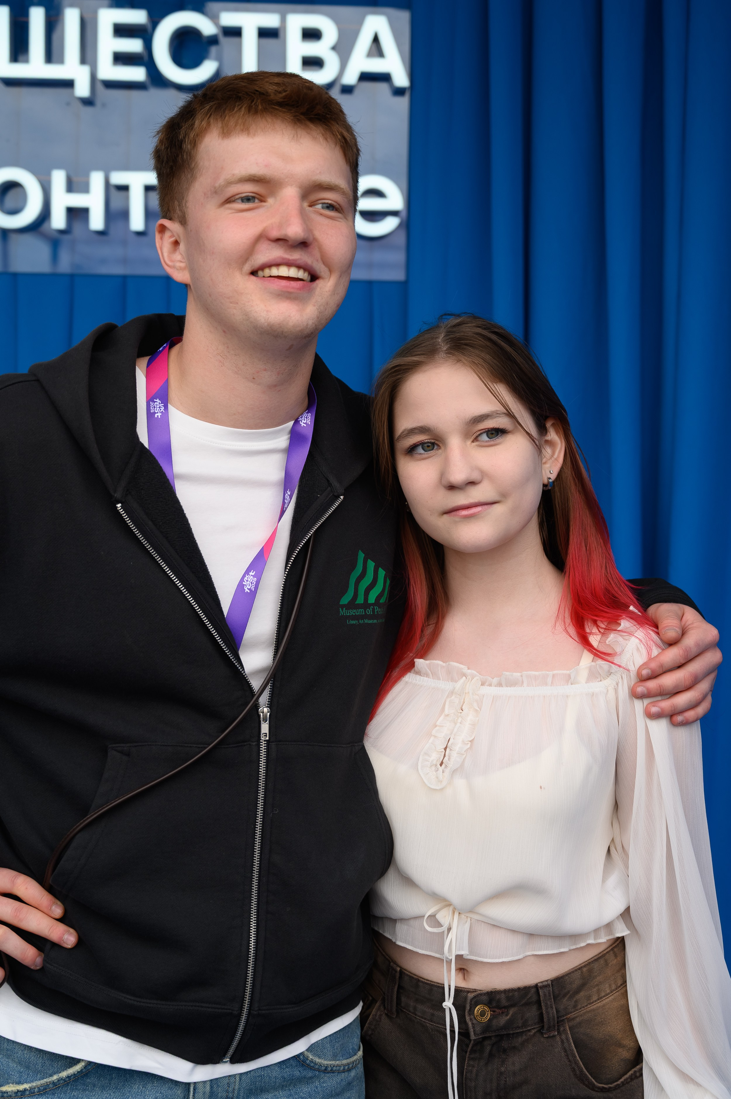 Девушка фотографируется с тиктокером на автограф-сессии в зоне видеоблогеров VK Fest в Казани