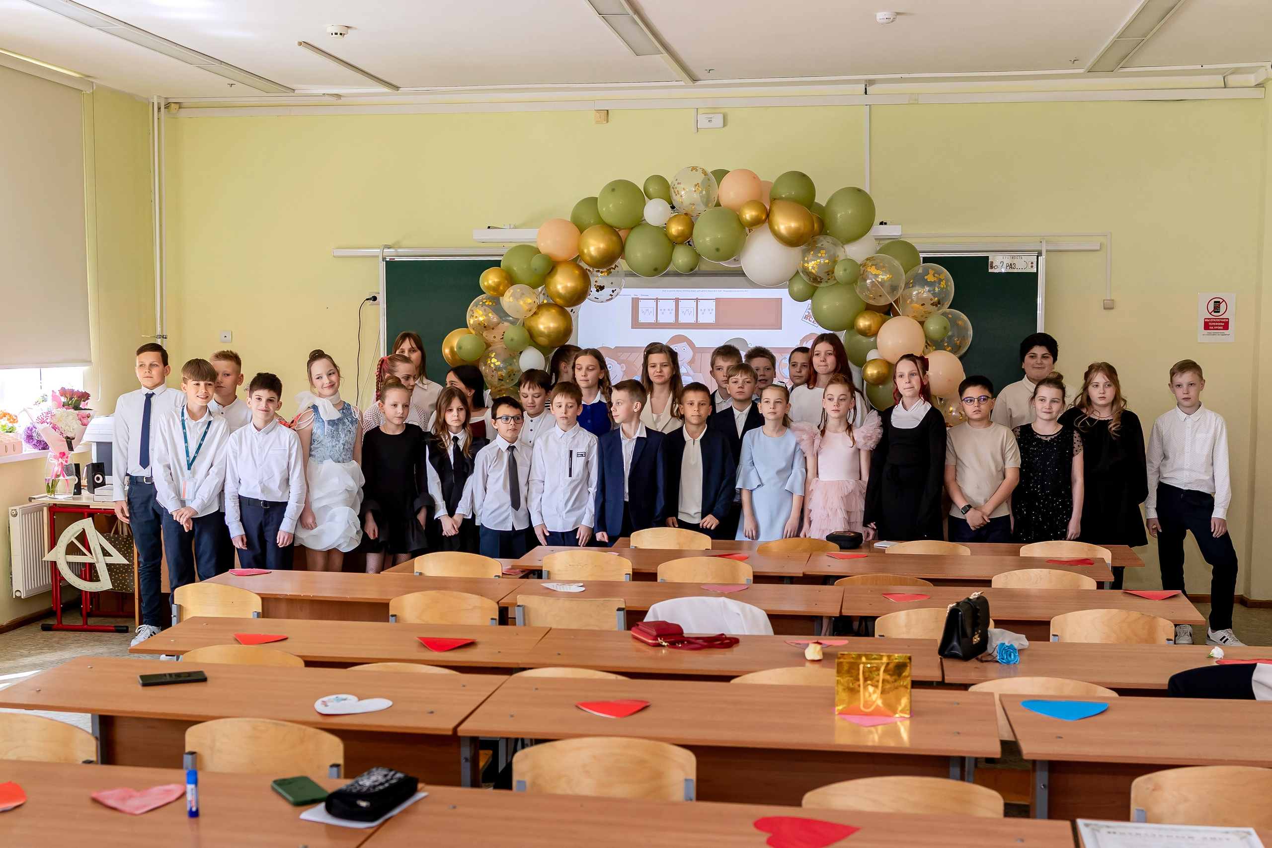 Выпускной в начальной школе в классе. Фотограф и видеограф Москва. Свадебный фотограф, видеограф. Выпускные альбомы. Оживающие альбомы