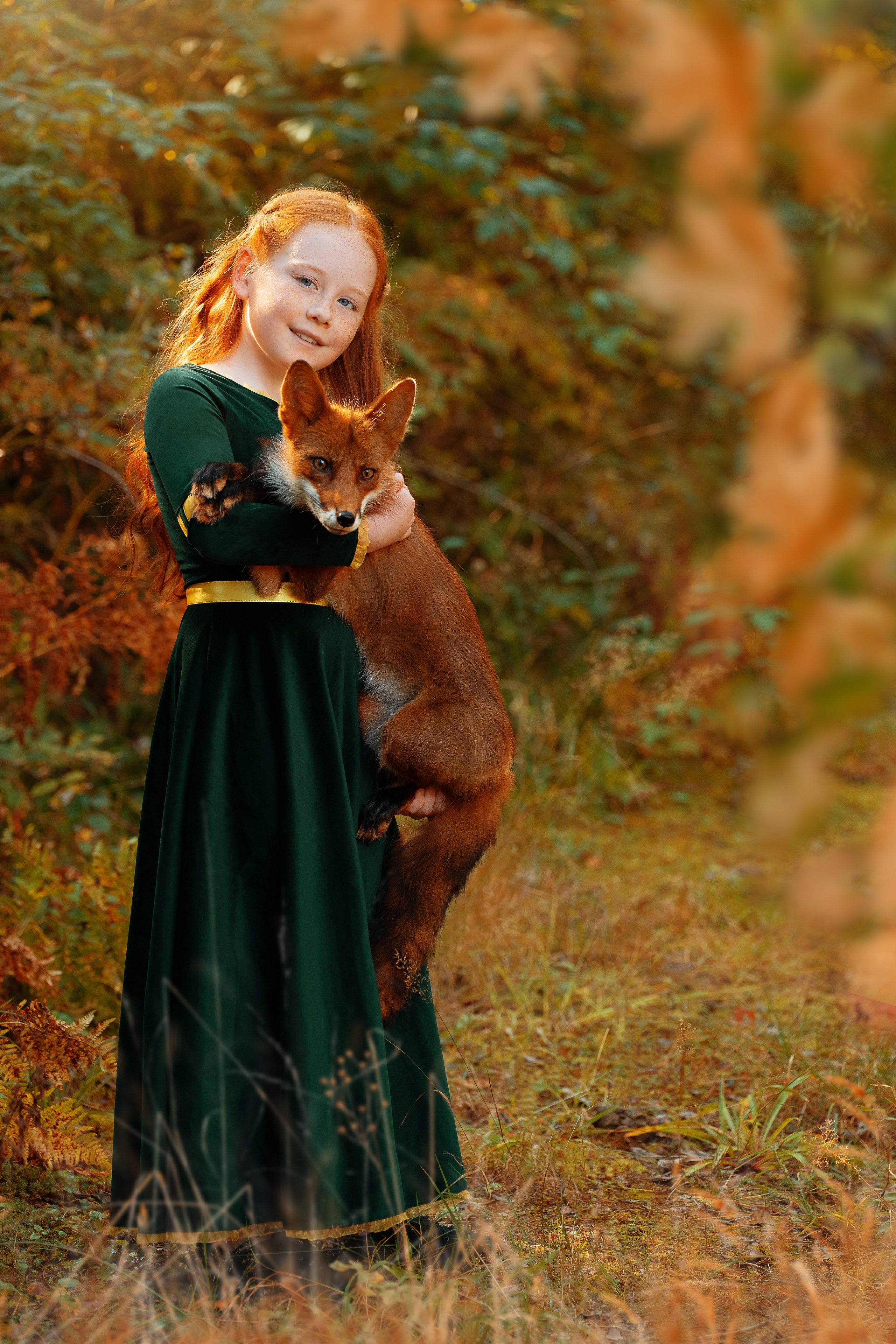 Фотосессия девочки с ручной лисой на природе.