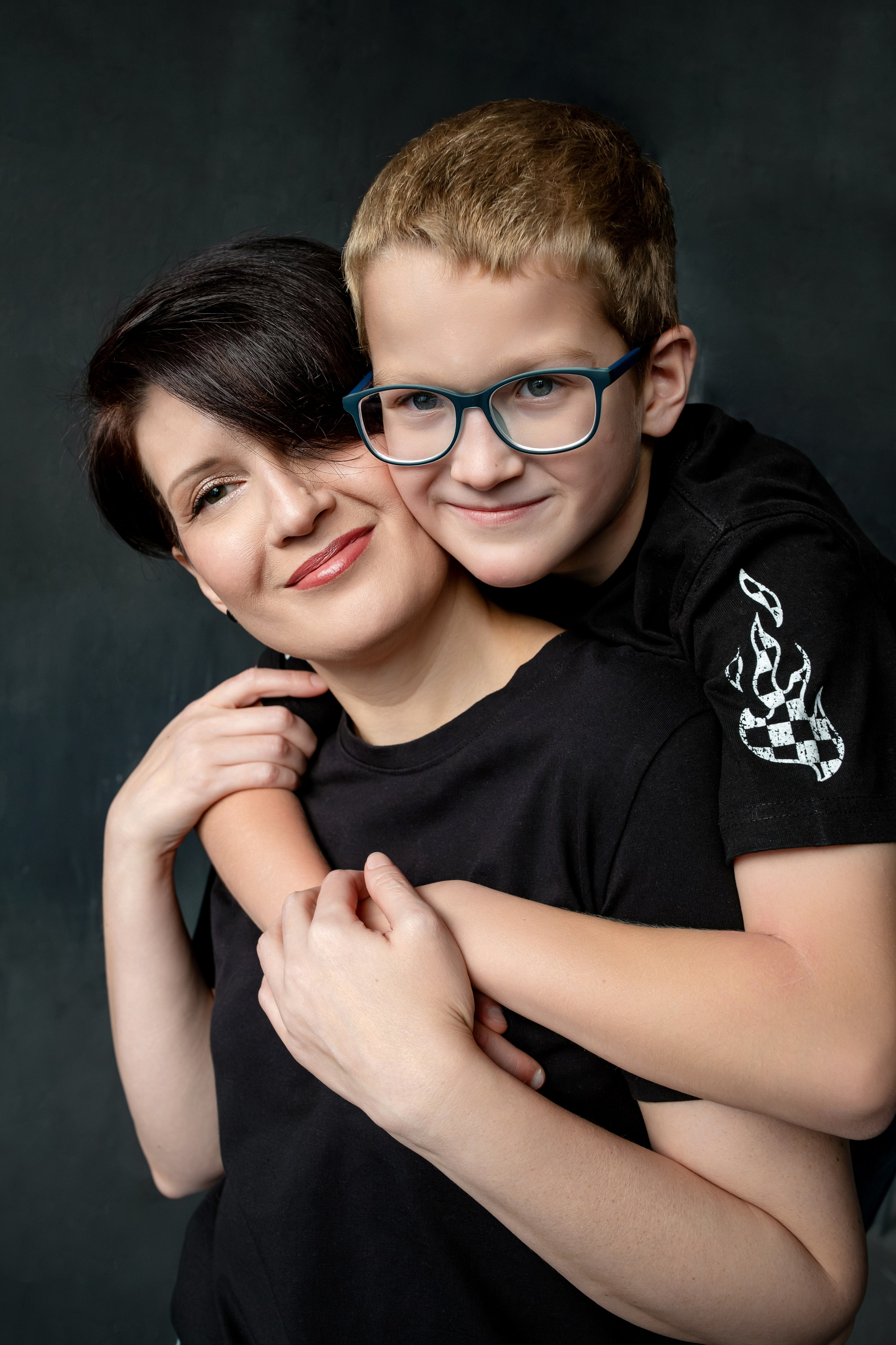 Женя с сыновьями — минимализм в лофте. Фотограф и видеограф в Тюмени Анна Жагорина, ваши фото еще не отдавали так быстро!