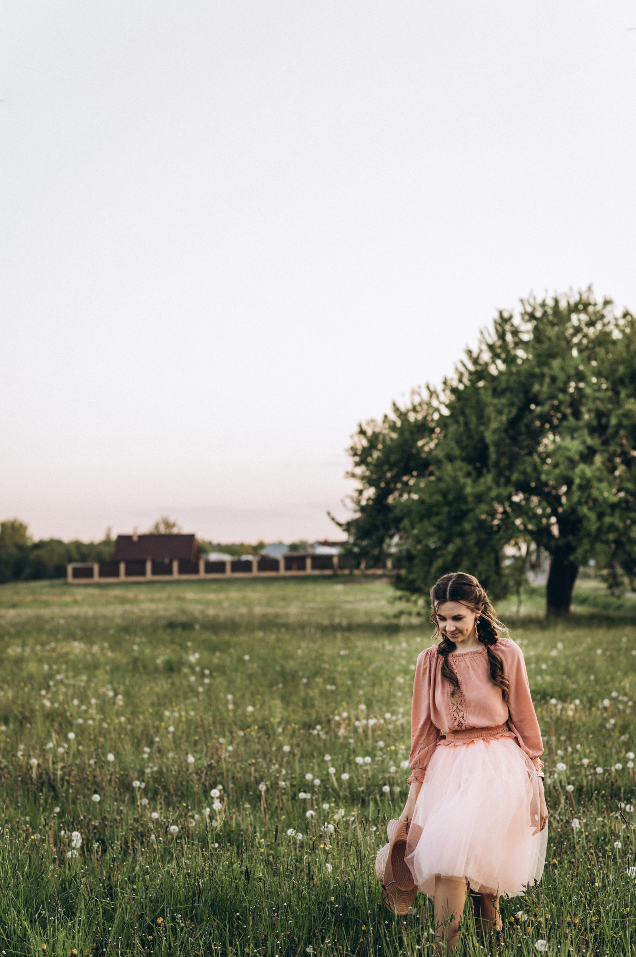 Девушка идет по полю в Новополоцке