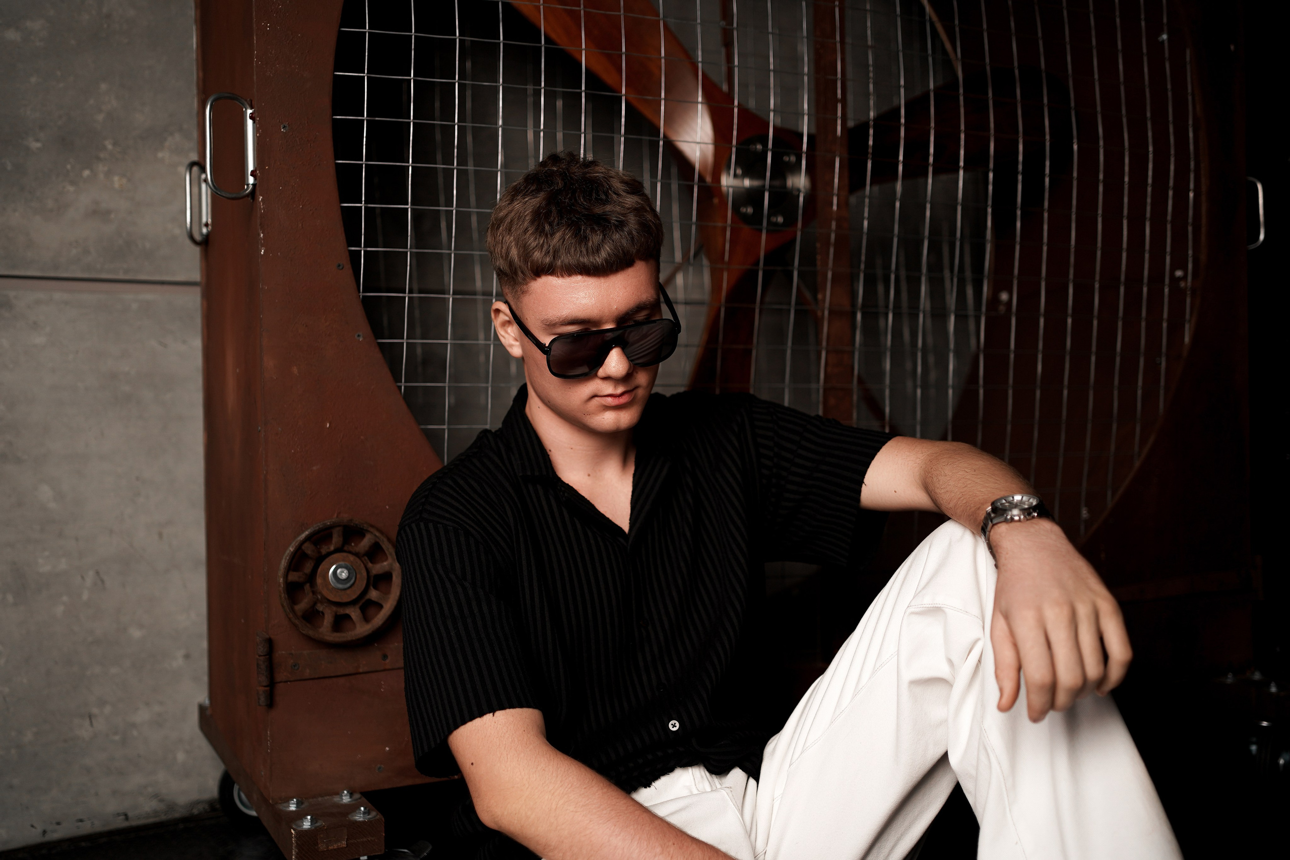 Мужская фотосессия в Ростове-на-Дону. Брутальные кадры в студии. Фотограф Алёна Чёботова. Свадебный фотограф в Ростове-на-Дону. Таинство Крещения и Венчания, семейные фотосессии. Алёна Чёботова