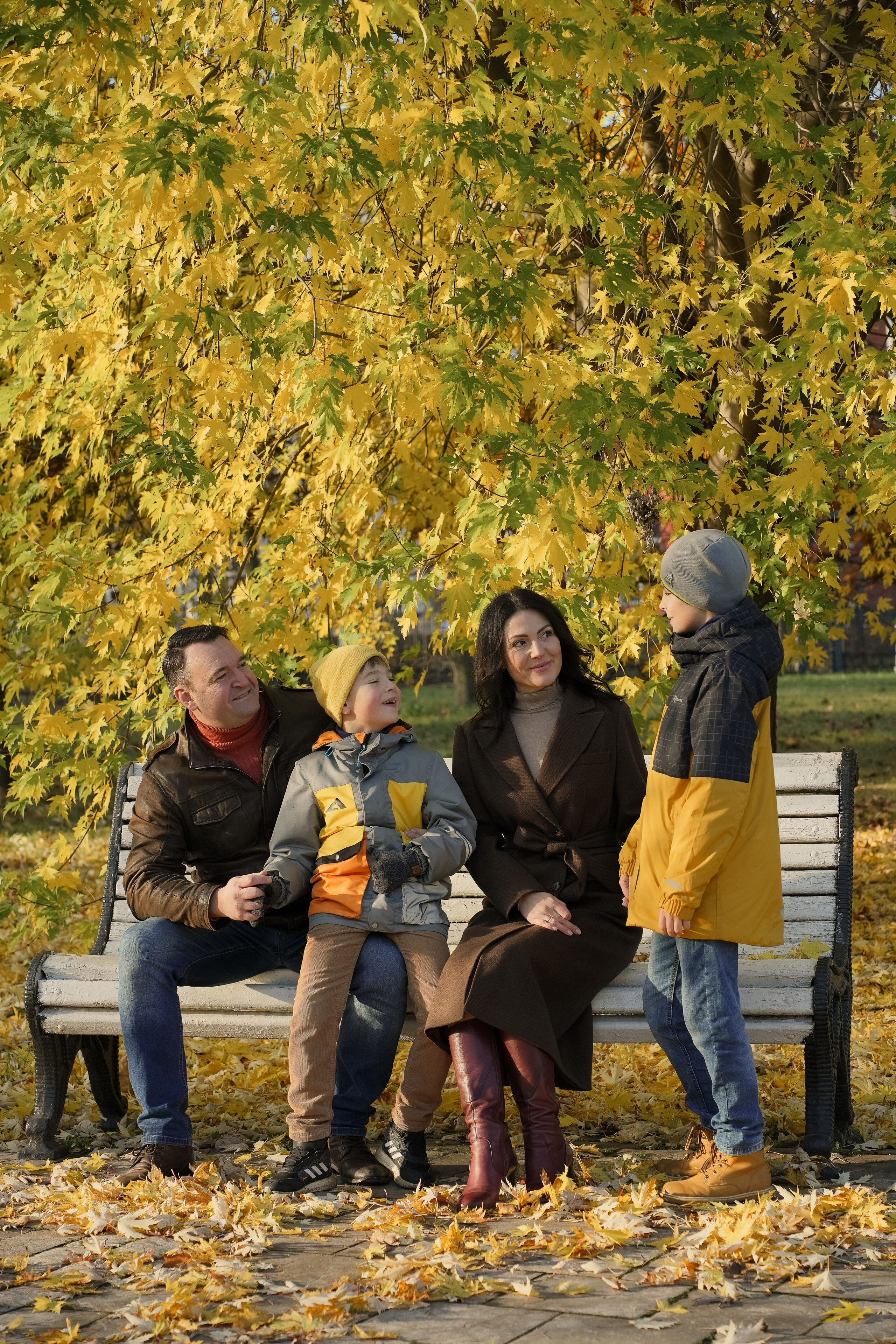 Семья на фотопрогулке золотой осенью